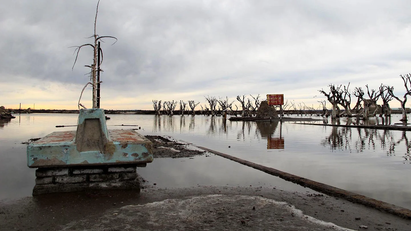 Los visitantes apenas llegan lo primero que preguntan es dónde está la casa del único habitante de Epecuén  (Jorgelina do Rosario)
