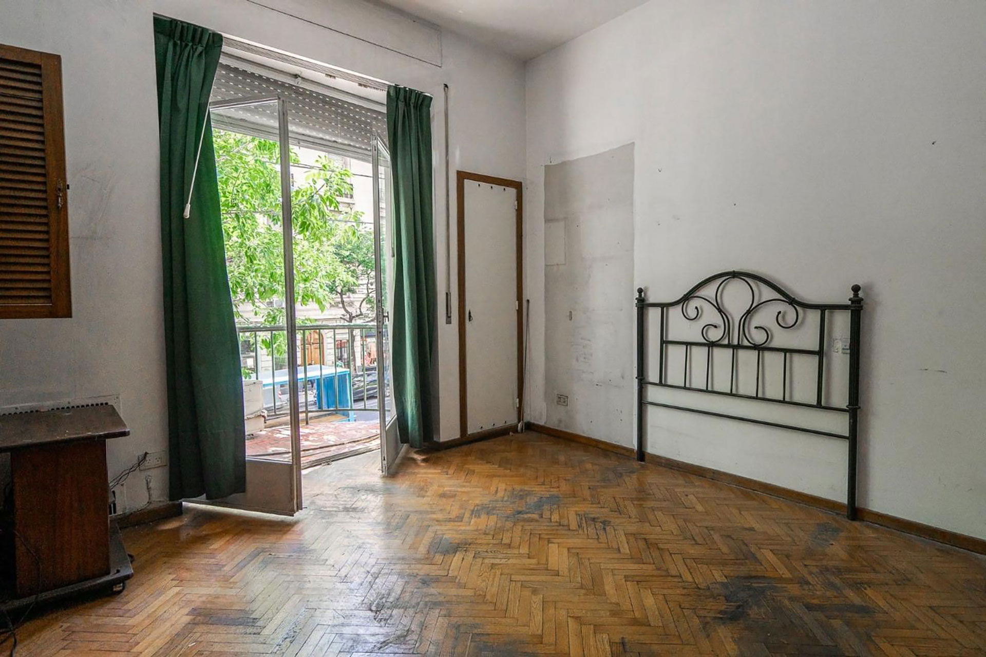 Otras im&aacute;genes del departamento en el que vivi&oacute; Enrique Pinti, en el que se pueden ver algunos objetos del actor que aun permanencen en la propiedad (Fotos: Argenprop)