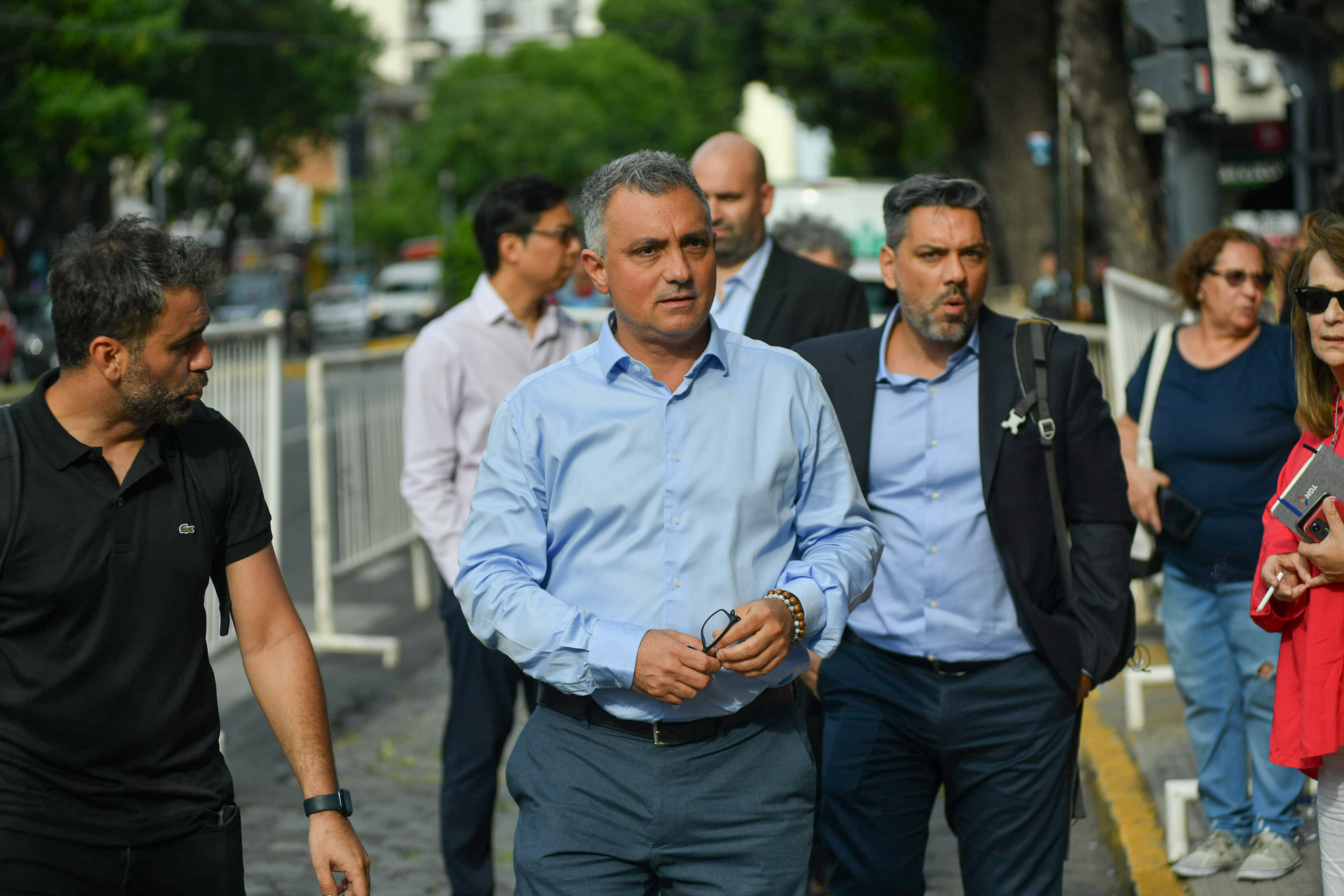 Encapuchado y con una cuchilla de carnicero, amenazó a dos empleadas para robar un almacén en La Plata 