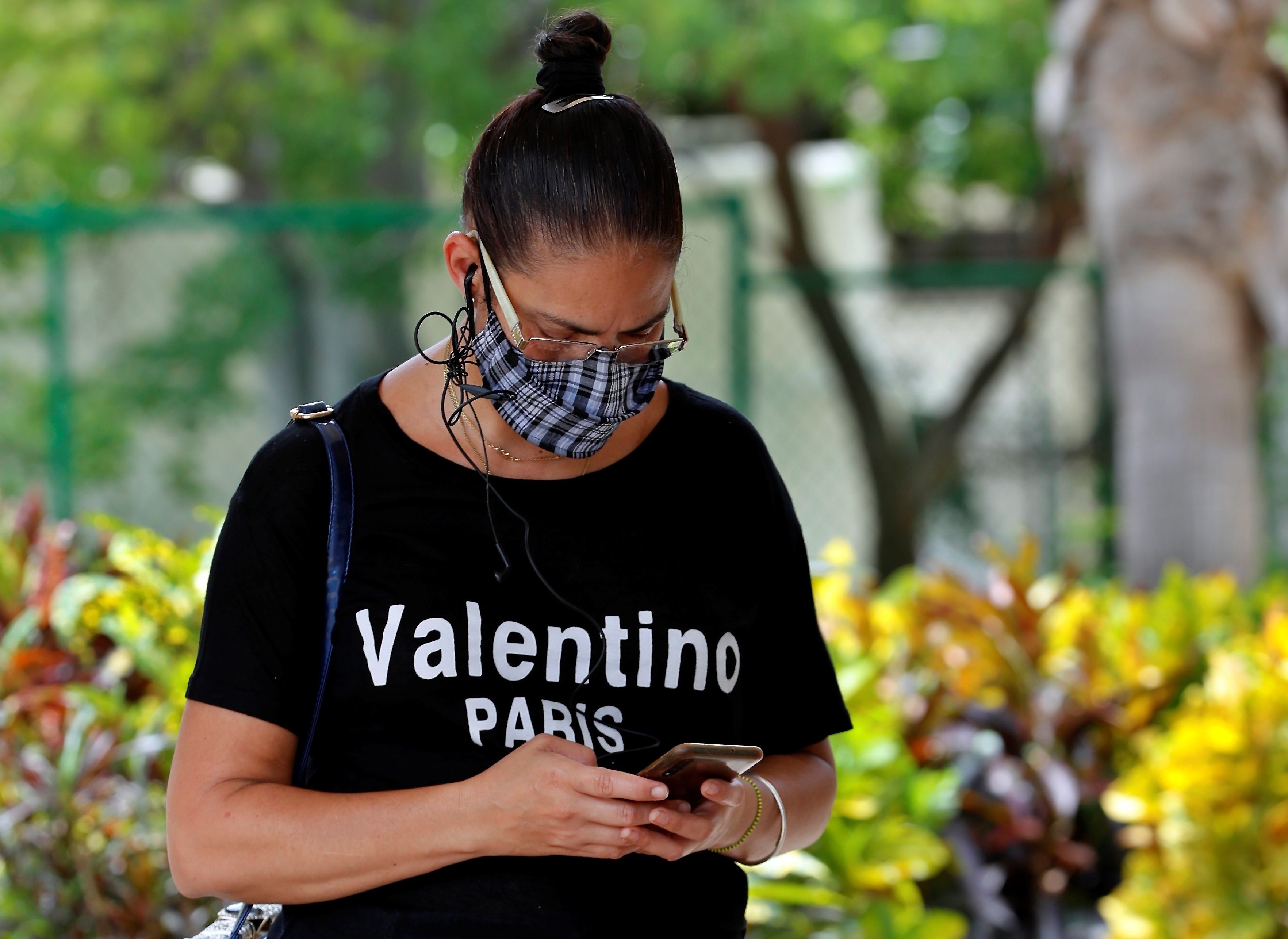 Una mujer es vista mientras se conecta a Internet, en La Habana (Cuba). EFE/Ernesto Mastrascusa
