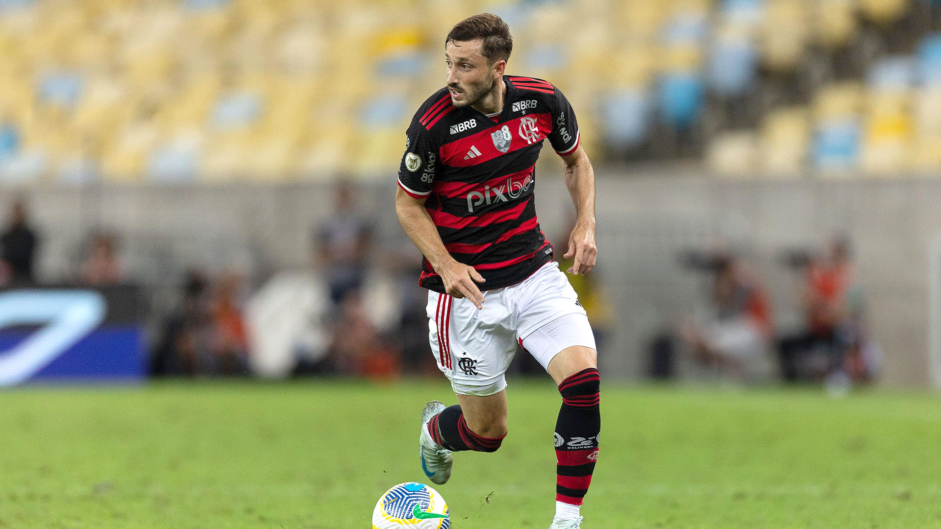 La historia del peluquero que creó la tradición de usar máscaras a fin de año en Ecuador 