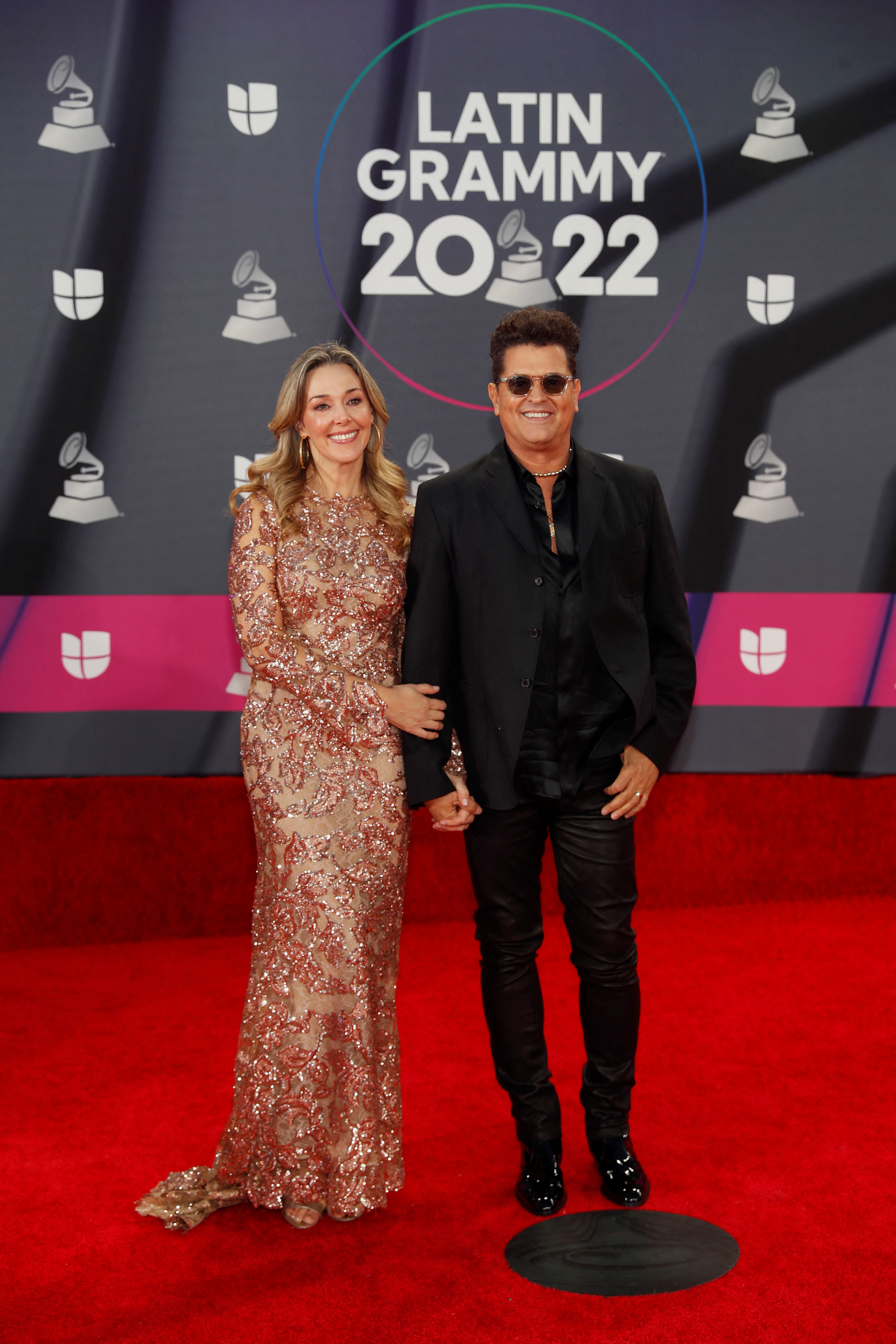 Carlos Vives y Claudia Elena Vásquez dijeron presente con un look que los posicionó como una de las parejas elegidas por los amantes del glam (REUTERS/Steve Marcus)