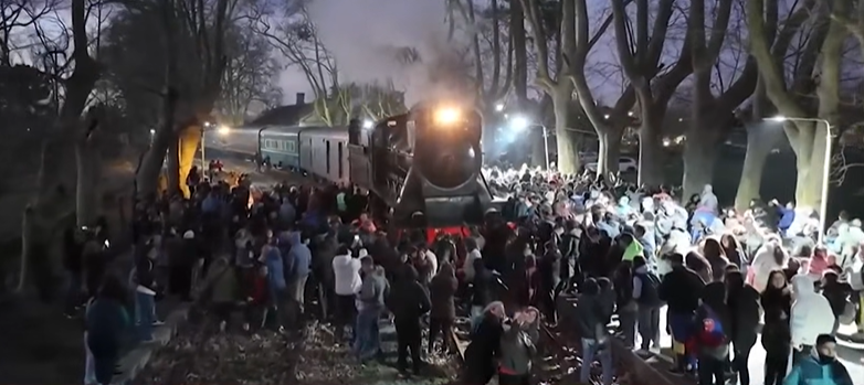 Iba a convertirse en chatarra, pero la salvaron: la increíble historia de la locomotora centenaria que volvió a rodar tras 22 años de trabajo