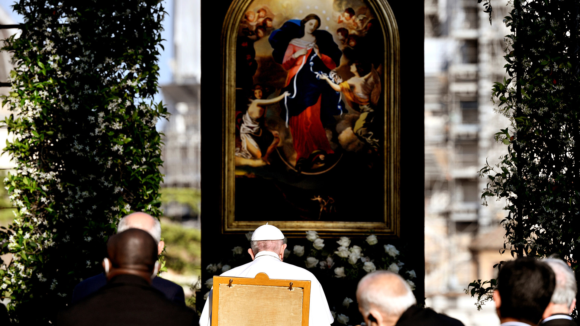 Francisco reza frente a la imagen de la Virgen Desatanudos, una devoción que él trajo a la Argentina. Jardines vaticanos, 31 de mayo de 2021 (Filippo Monteforte/Pool via REUTERS)
