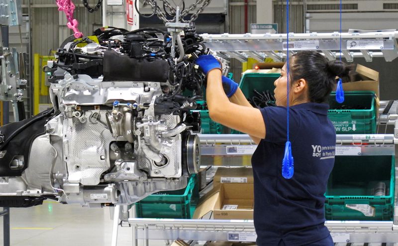 Una empleada trabaja en el motor del automóvil en una fábrica de San Luis Potosí. (Foto: Reuters/Archivo)