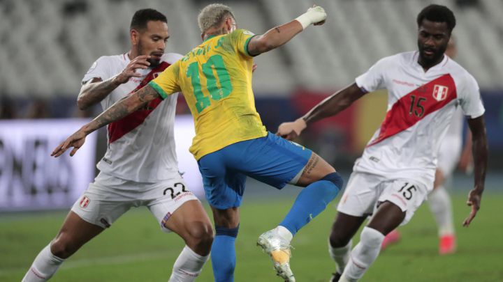 Christian Ramos y Alexander Callens formaron parte de la línea de 5 que probó Ricardo Gareca, pero no pudieron contener a Neymar.