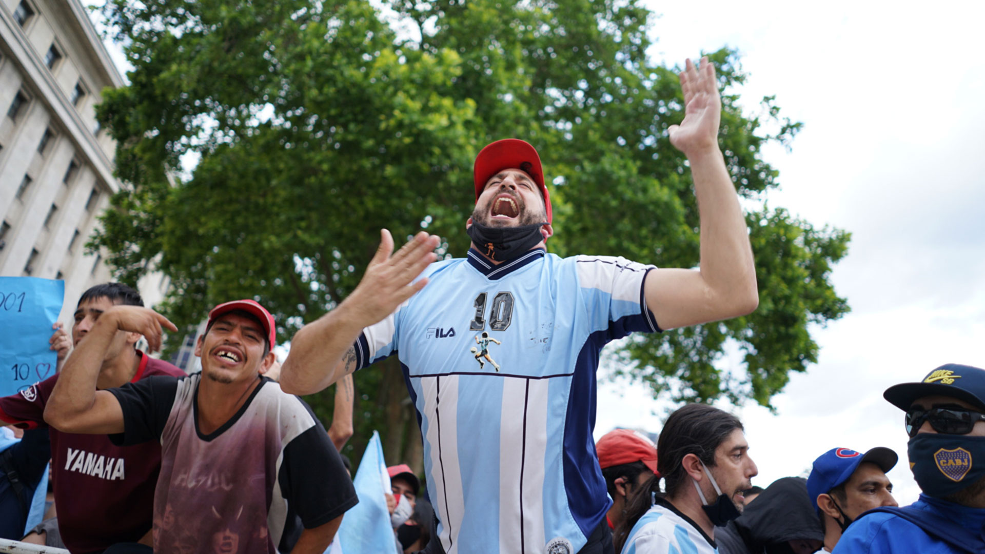 Desde ayer a la noche, miles de personas se acercaron a la zona de Plaza de Mayo para despedir a Diego Maradona 