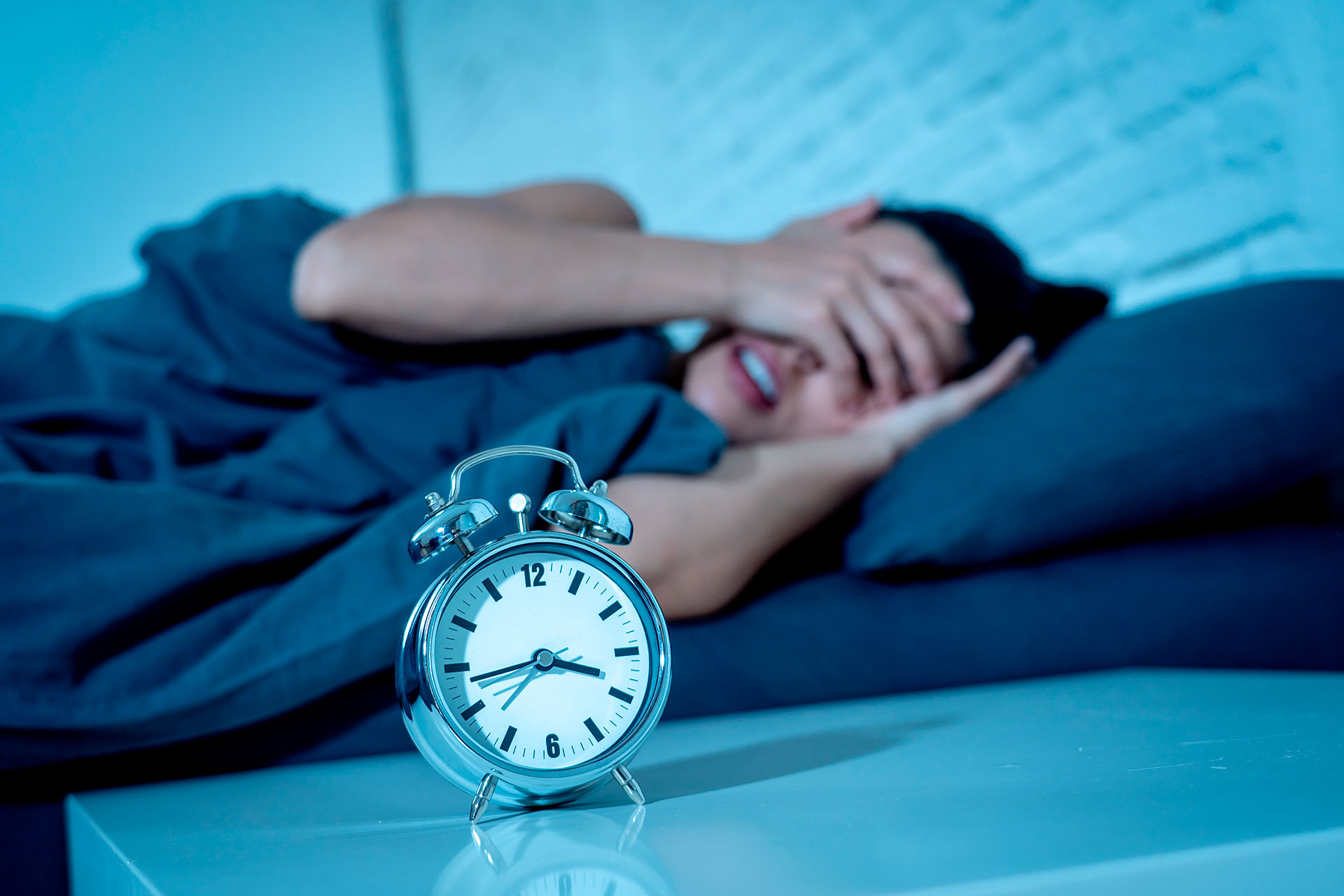Hasta el 4% de los adultos tienen pesadillas crónicas en un momento dado, lo que puede hacer que se despierten y tengan dificultades para volver a dormir