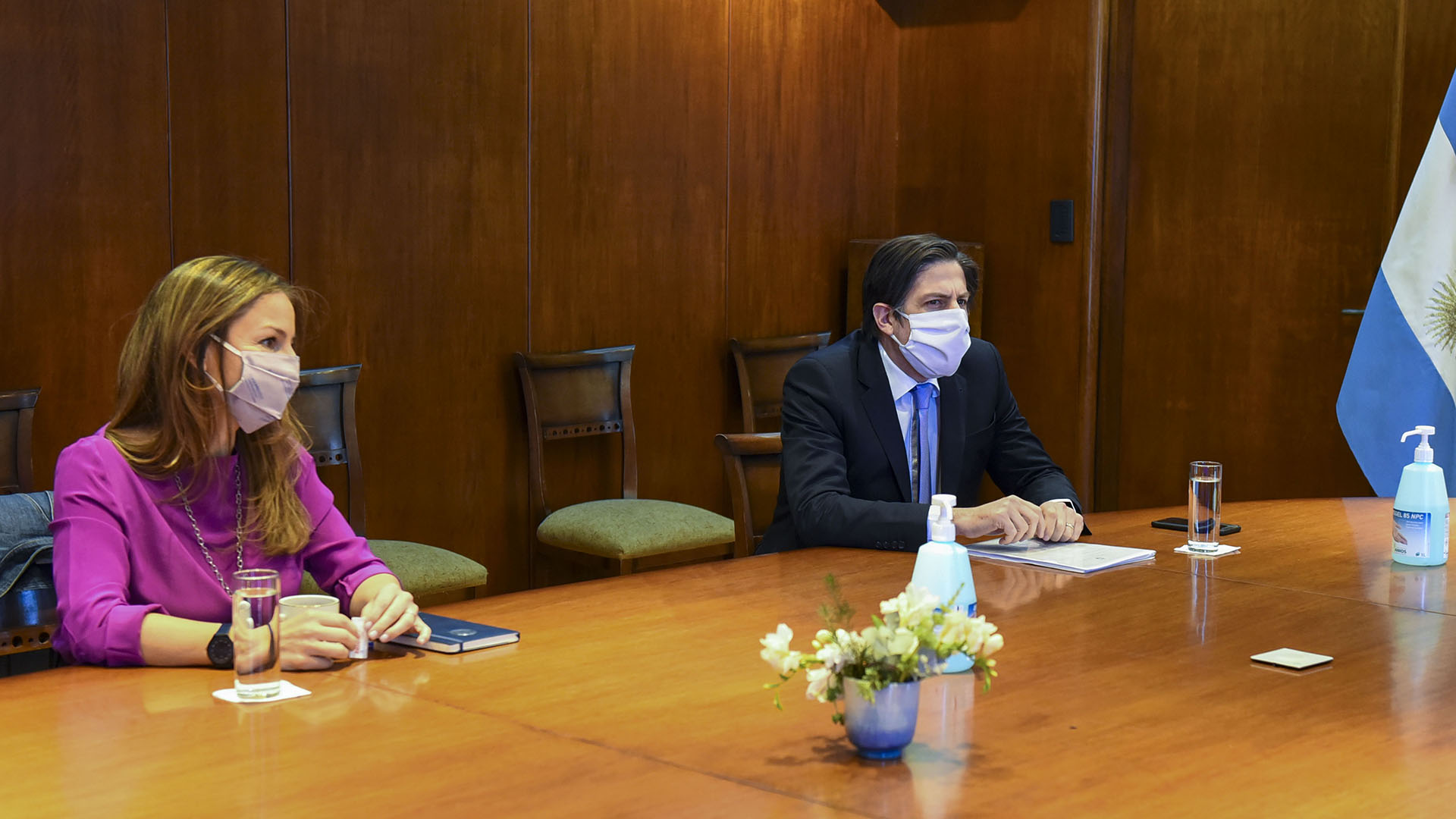 De izquierda a derecha, la ministro de Educación porteña, Soledad Acuña, junto a su par nacional, Nicolás Trotta. 