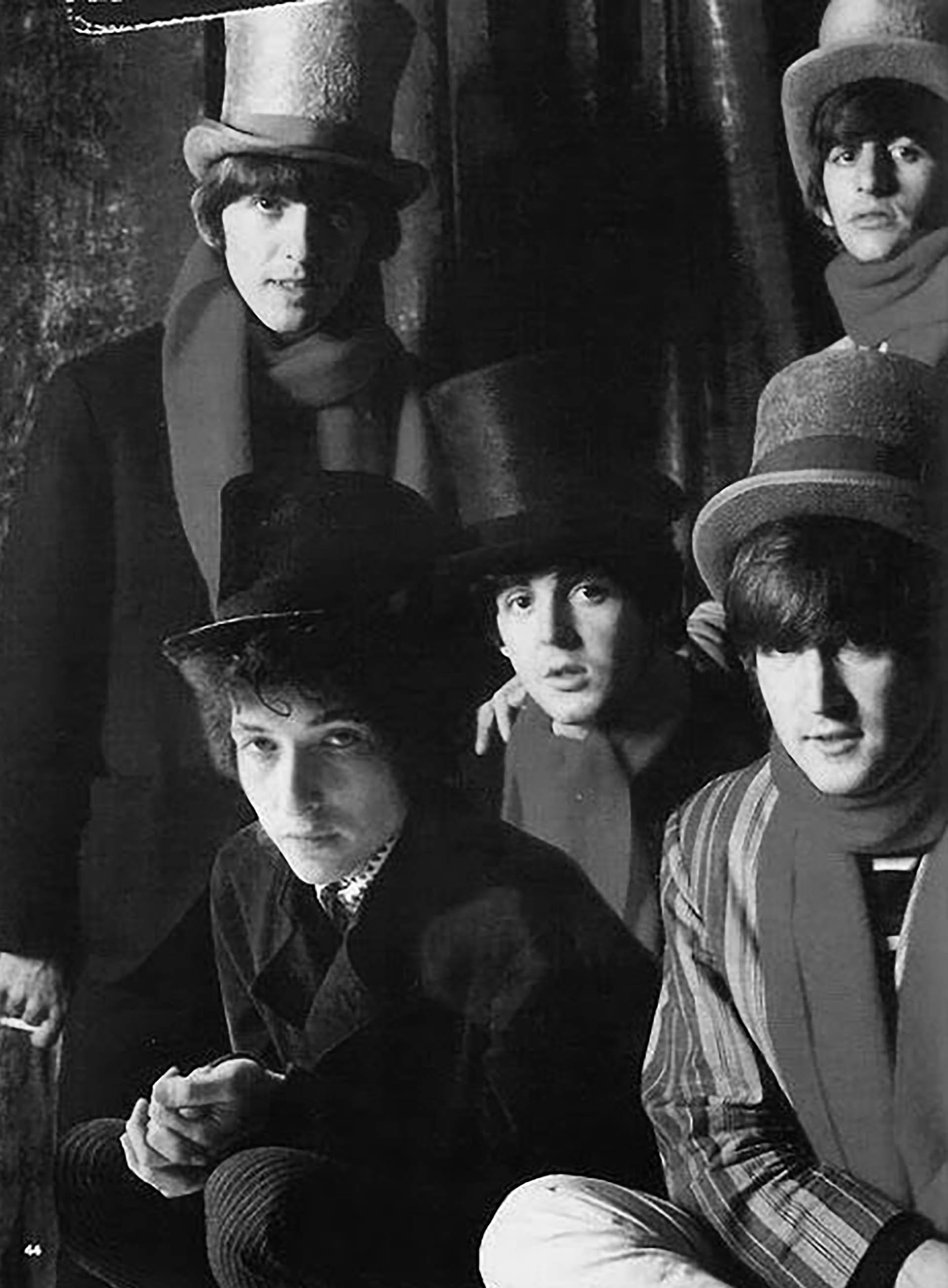 Los Beatles y Bob Dylan. Se conocieron en 1964. Los de Liverpool admiraban a Dylan. Se dice que él los introdujo en la marihuana