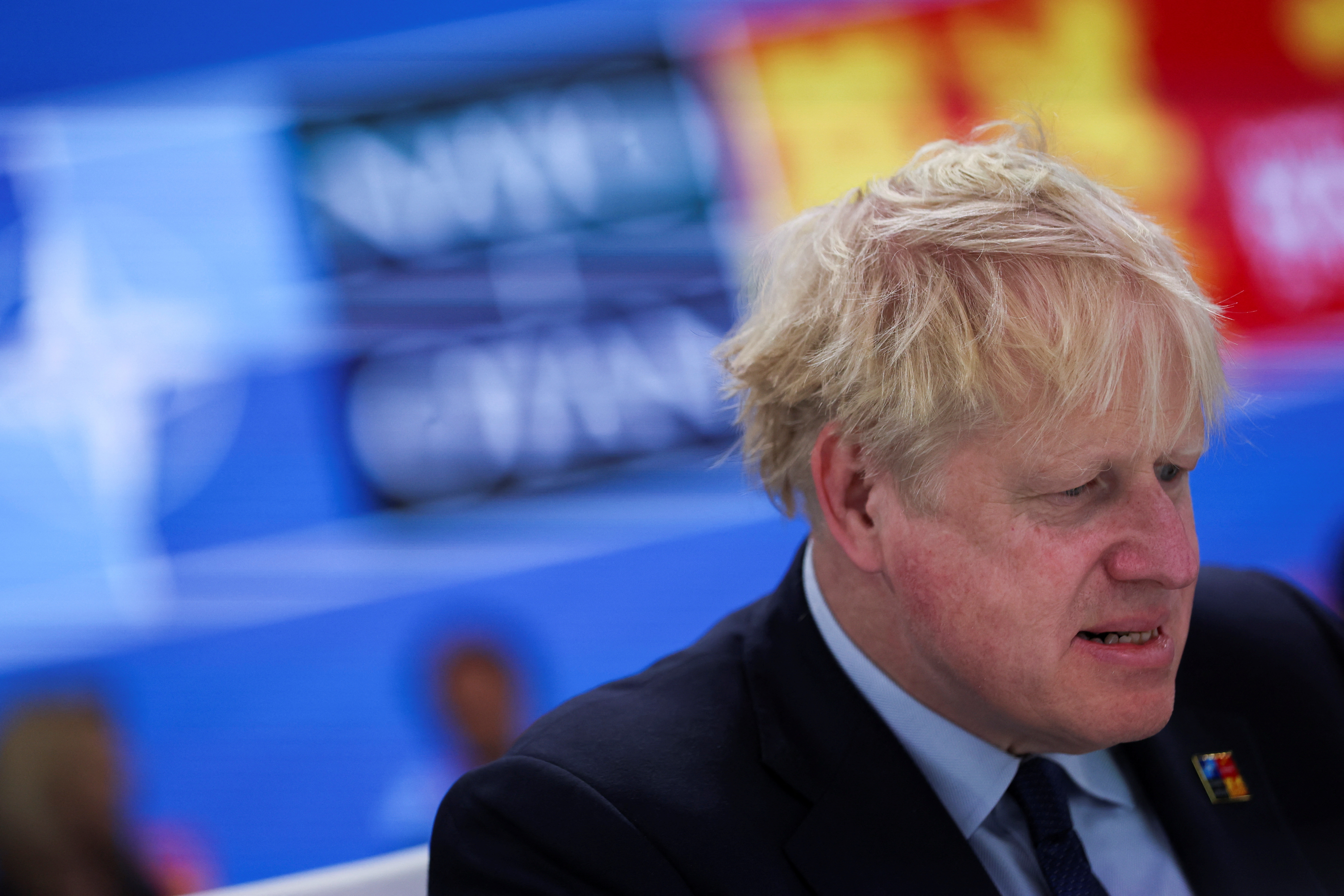 Boris Johnson intenta salvar su gobierno tras la dimisión de dos ministros