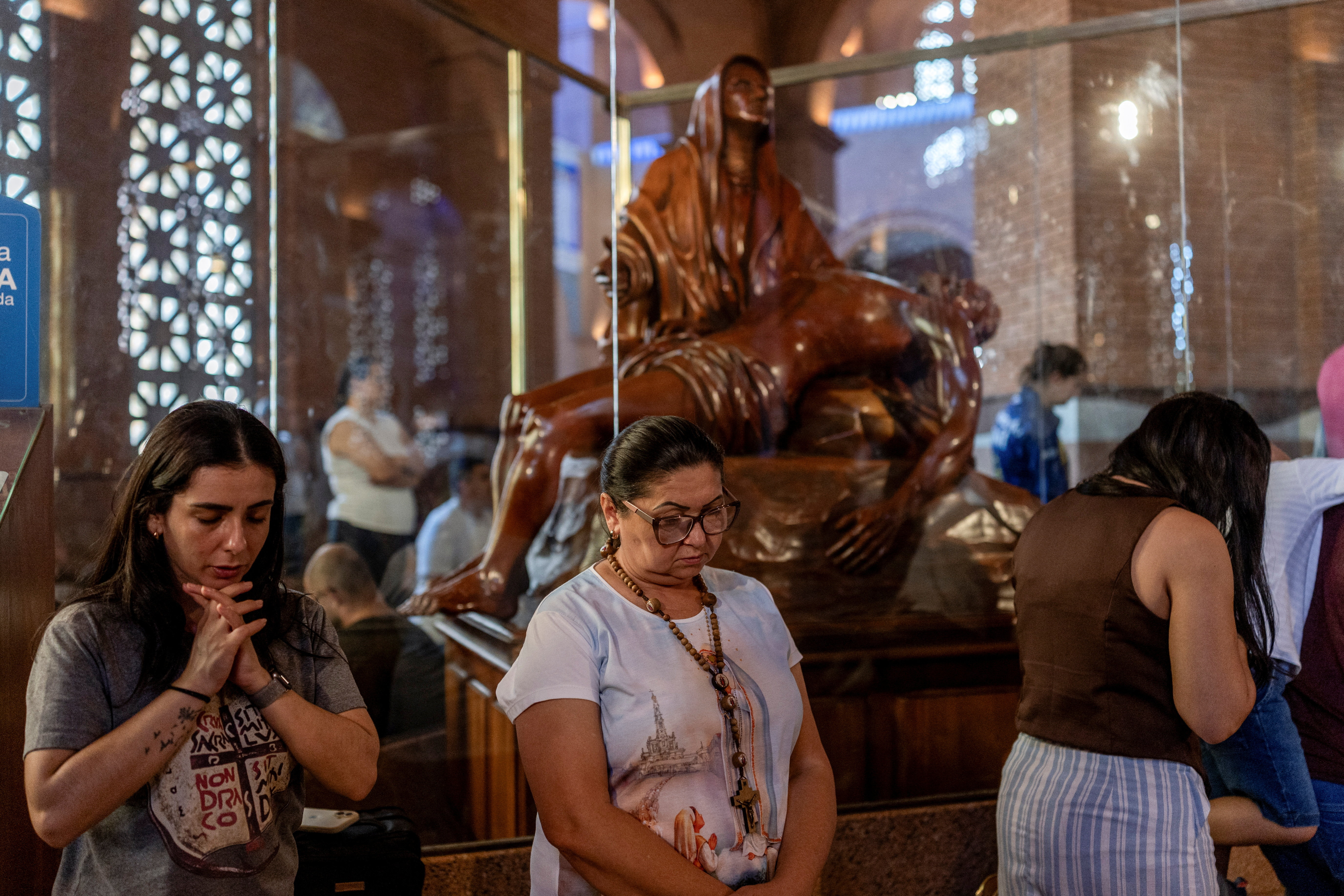 La Virgen de Aparecida concentra la disputa religiosa antes del balotaje brasile&ntilde;o: Lula y Fl&aacute;vio Bolsonaro asisten a misas separadas