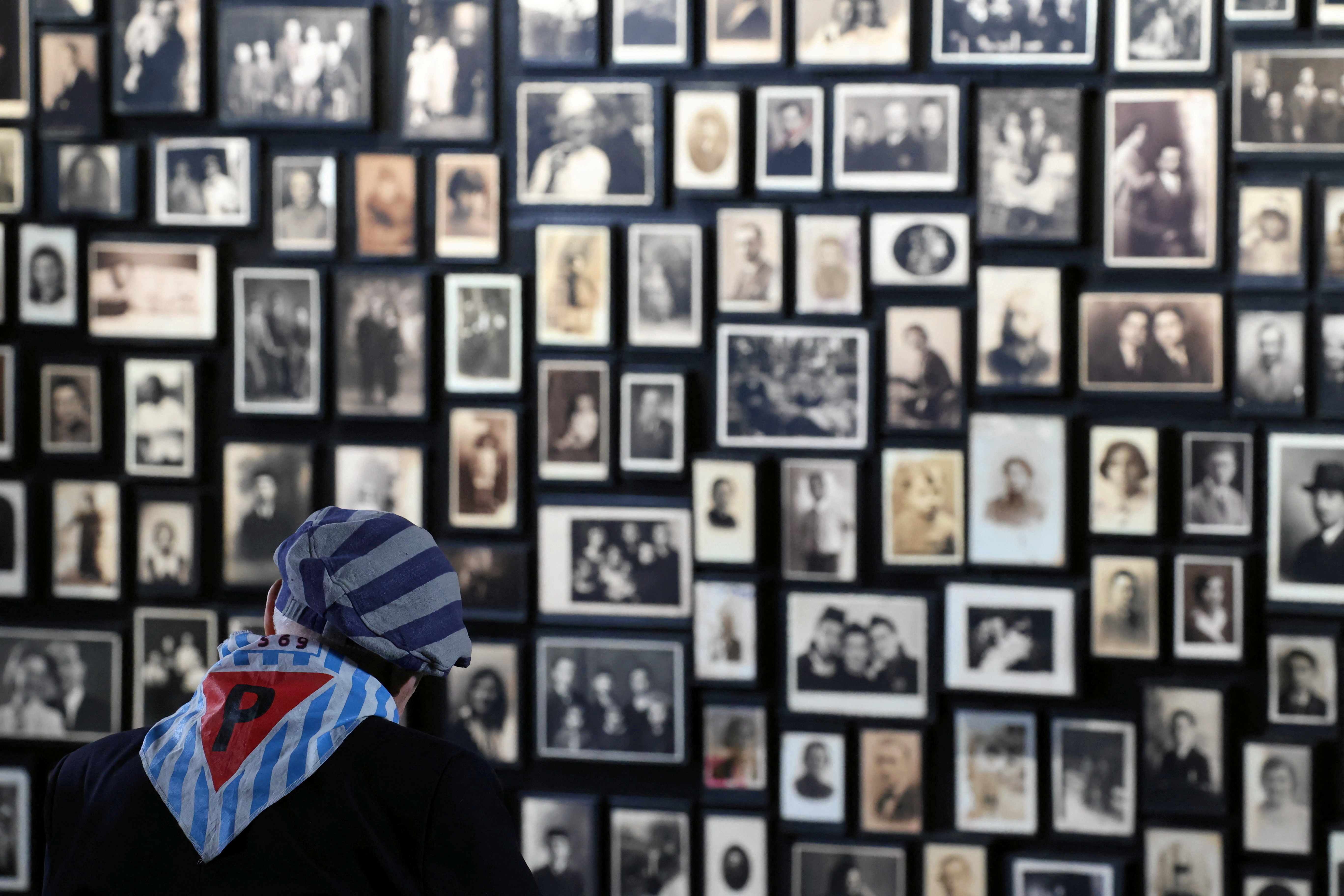 Un libro de ocho metros de largo y un holograma para no perder la memoria sobre el Holocausto