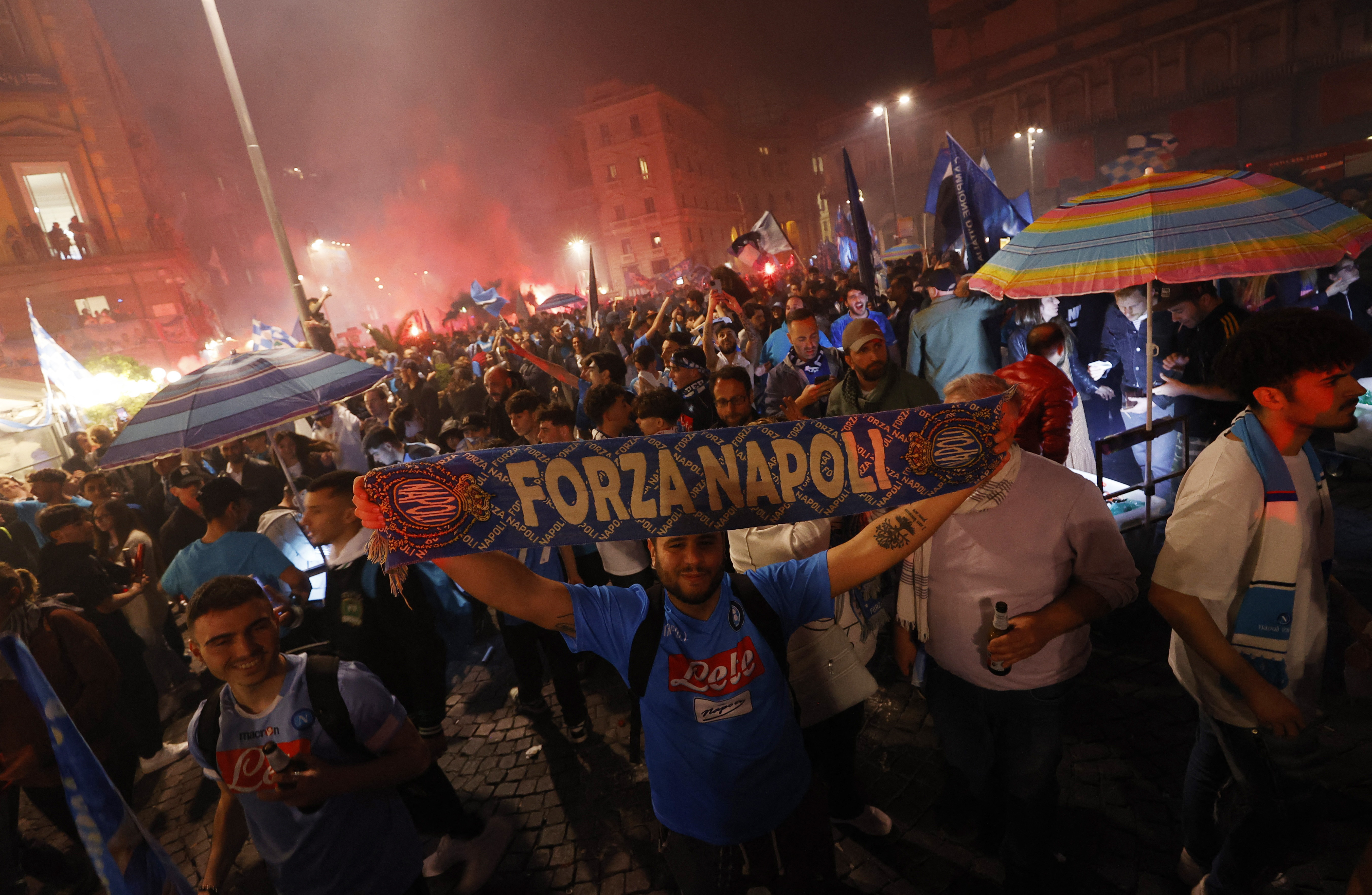 The celebrations in Naples began at the same time that the referee whistled the end of the match in Udine (REUTERS / Ciro De Luca)