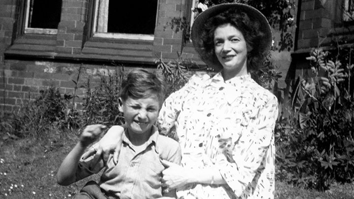 John Lennon a los nueve años junto a su madre Julia en Rock Ferry (MediaPunch/Shutterstock)