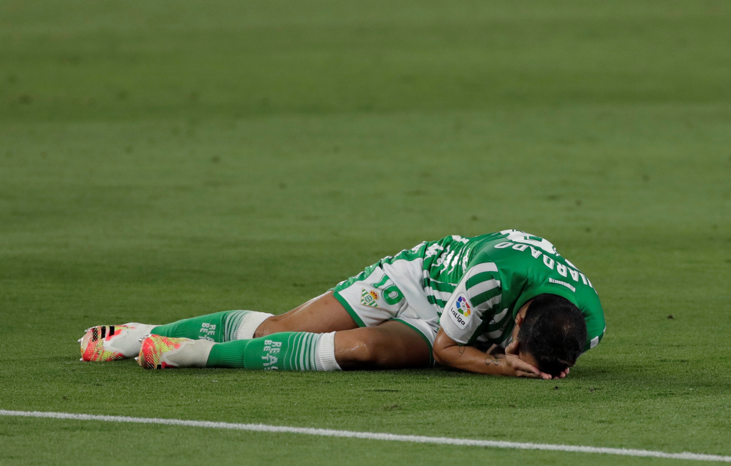 El centrocampista mexicano del Betis, Andrés Guardado, sufrió una lesión muscular que lo separó de las canchas desde julio. (Foto: Julio Muñoz/EFE)