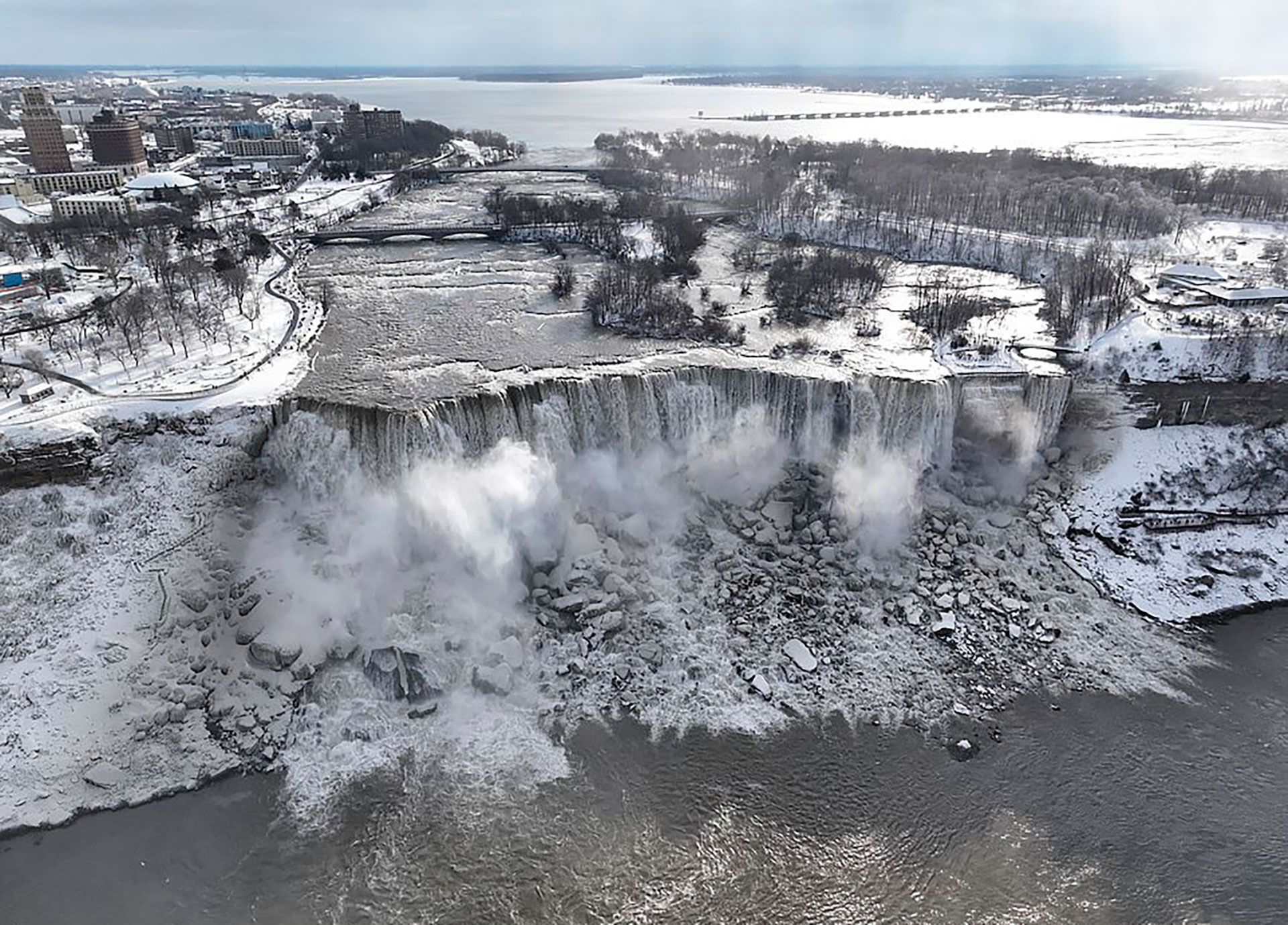 Las cataratas del Niágara, prácticamente congeladas (Anadolu Agency via Getty Images)