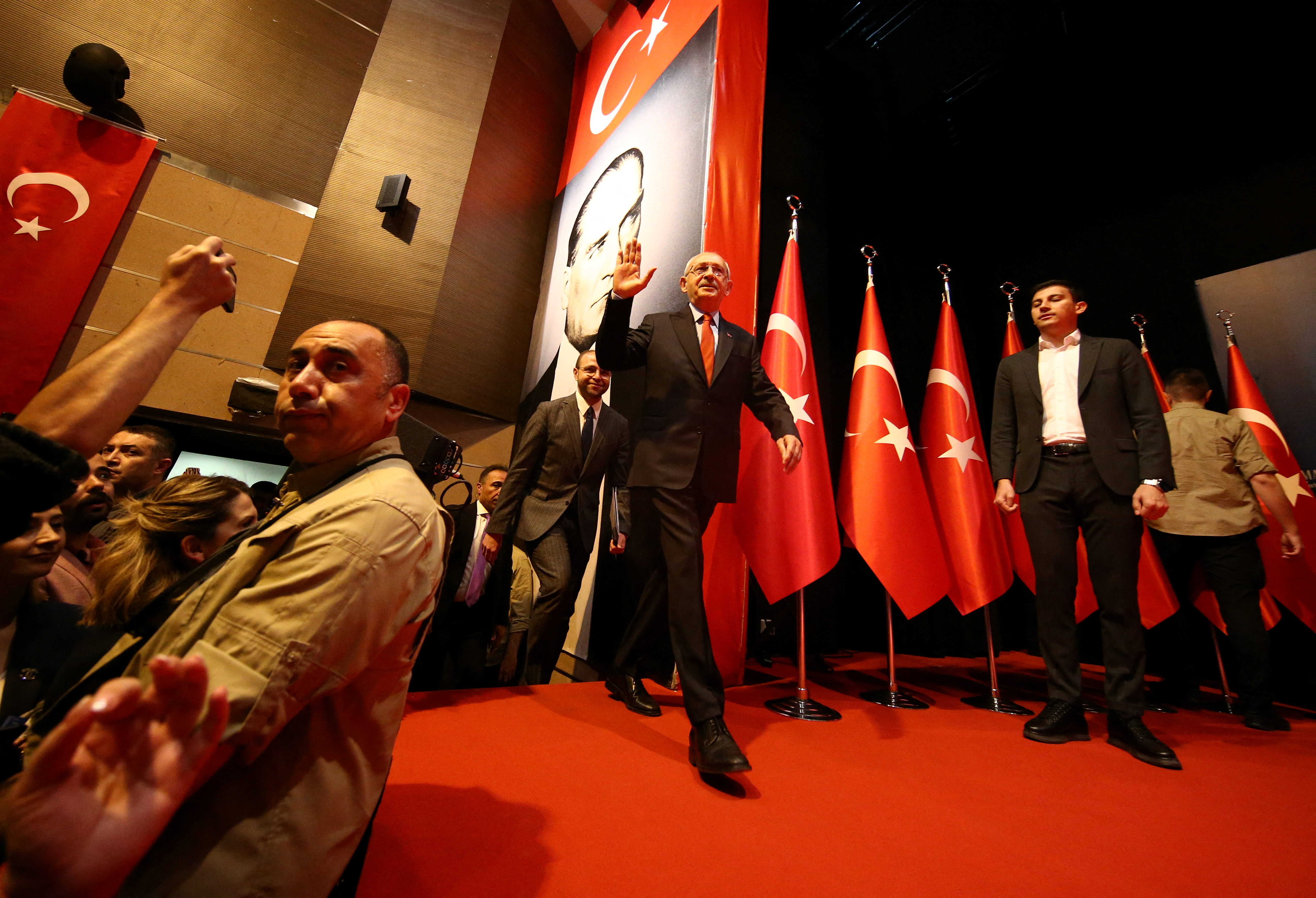 Kemal Kilicdaroglu,el candidato presidencial de la alianza opositora de seis partidos llega en Ankara a la conferencia de prensa el día posterior a la primera vuelta de las elecciones turcas. (REUTERS/Cagla Gurdogan)