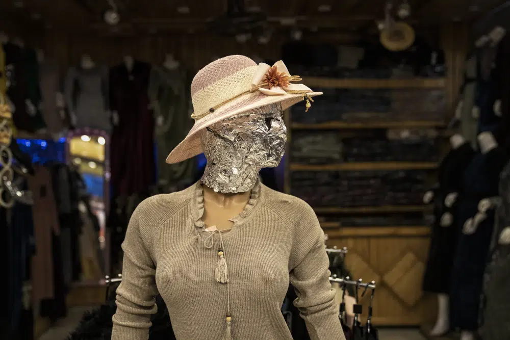 Un dueño de comercio decidió colocar papel metálico sobre el rostro de sus maniquíes para dar colorido a sus prendas (AP Photo/Ebrahim Noroozi)