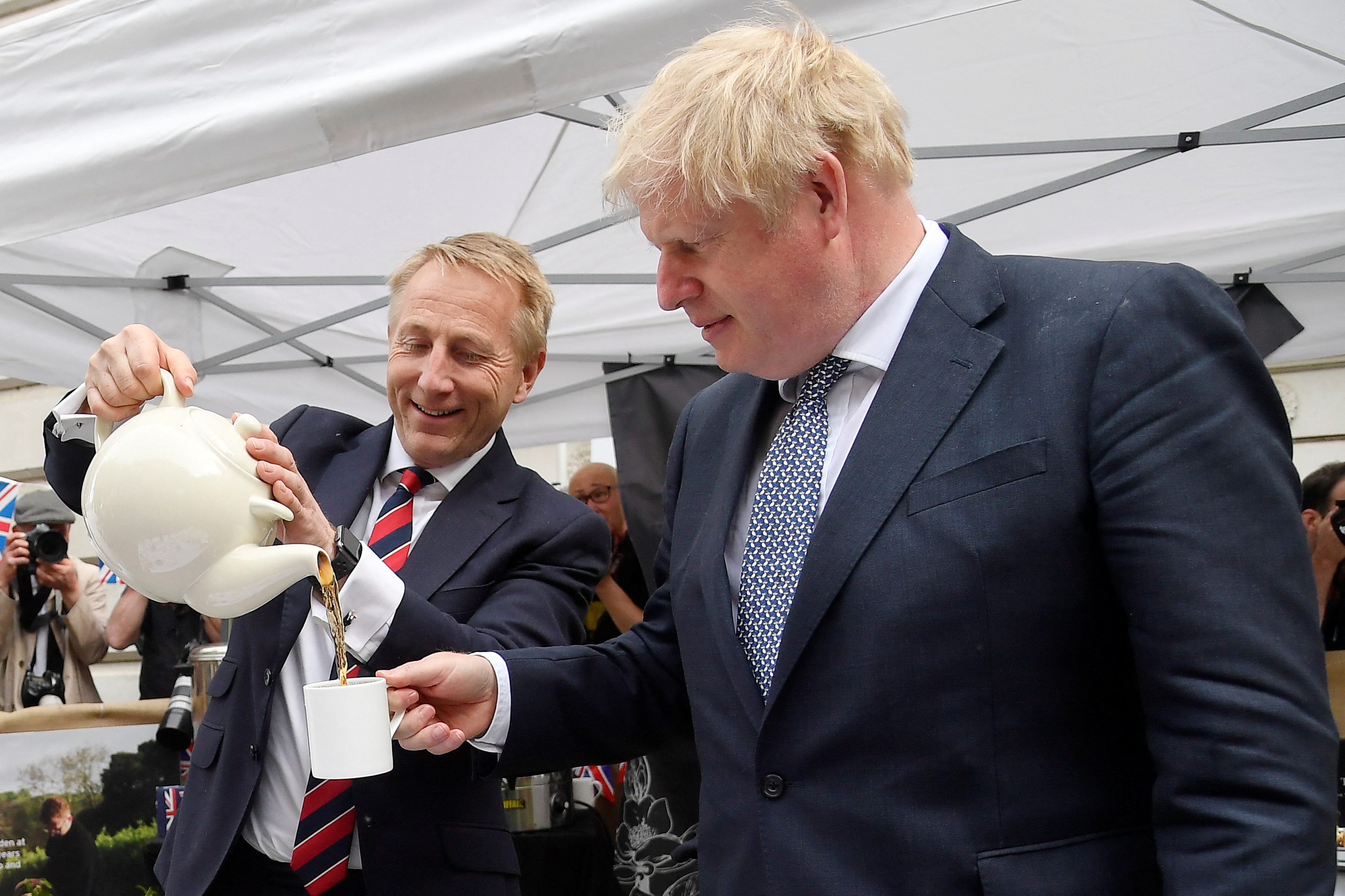 Boris Johnson tomando té, en una fotografía de archivo (REUTERS/Toby Melville/Pool)