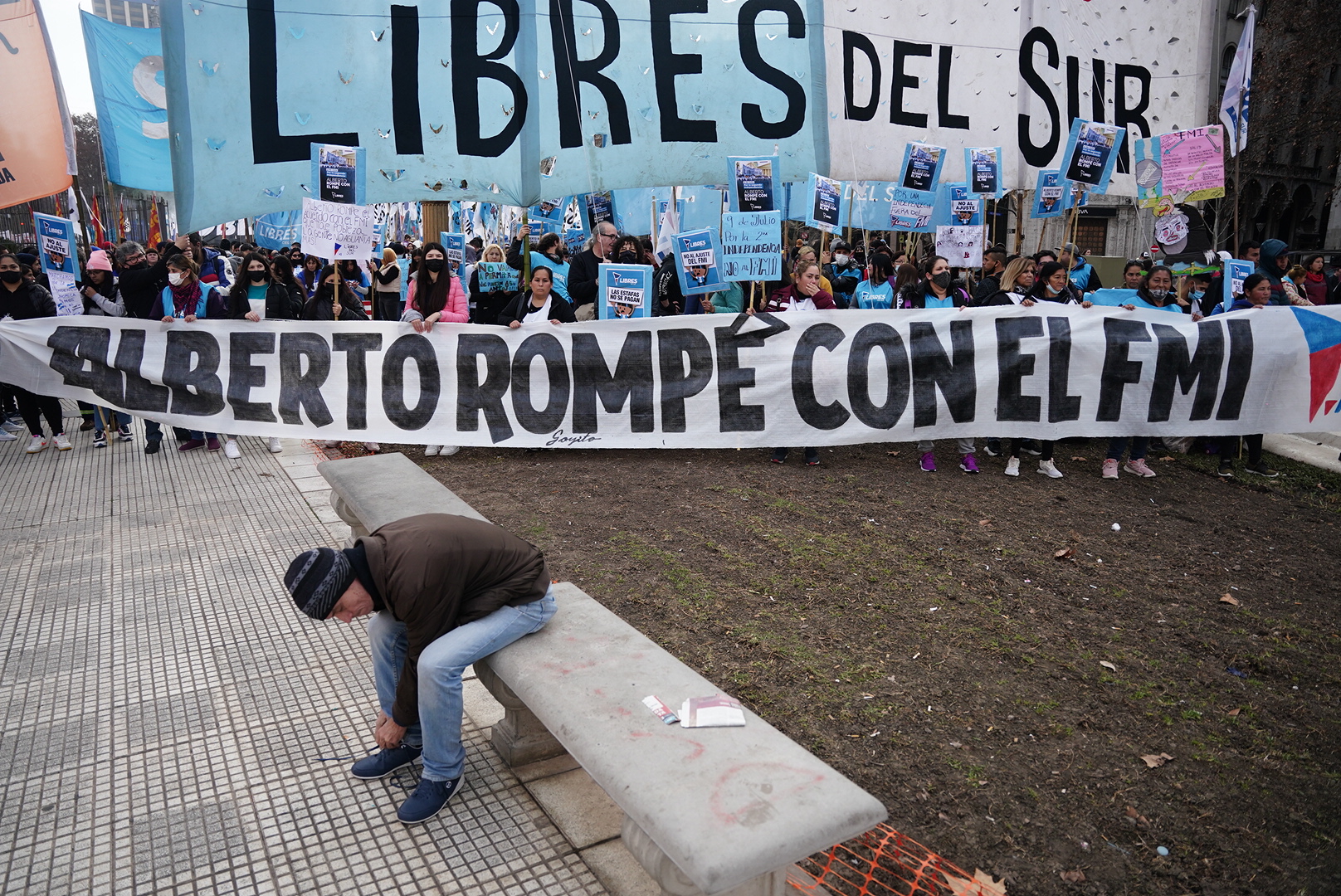 "Alberto rompé con el FMI", declama uno de los carteles de la movilización de la izquierda 