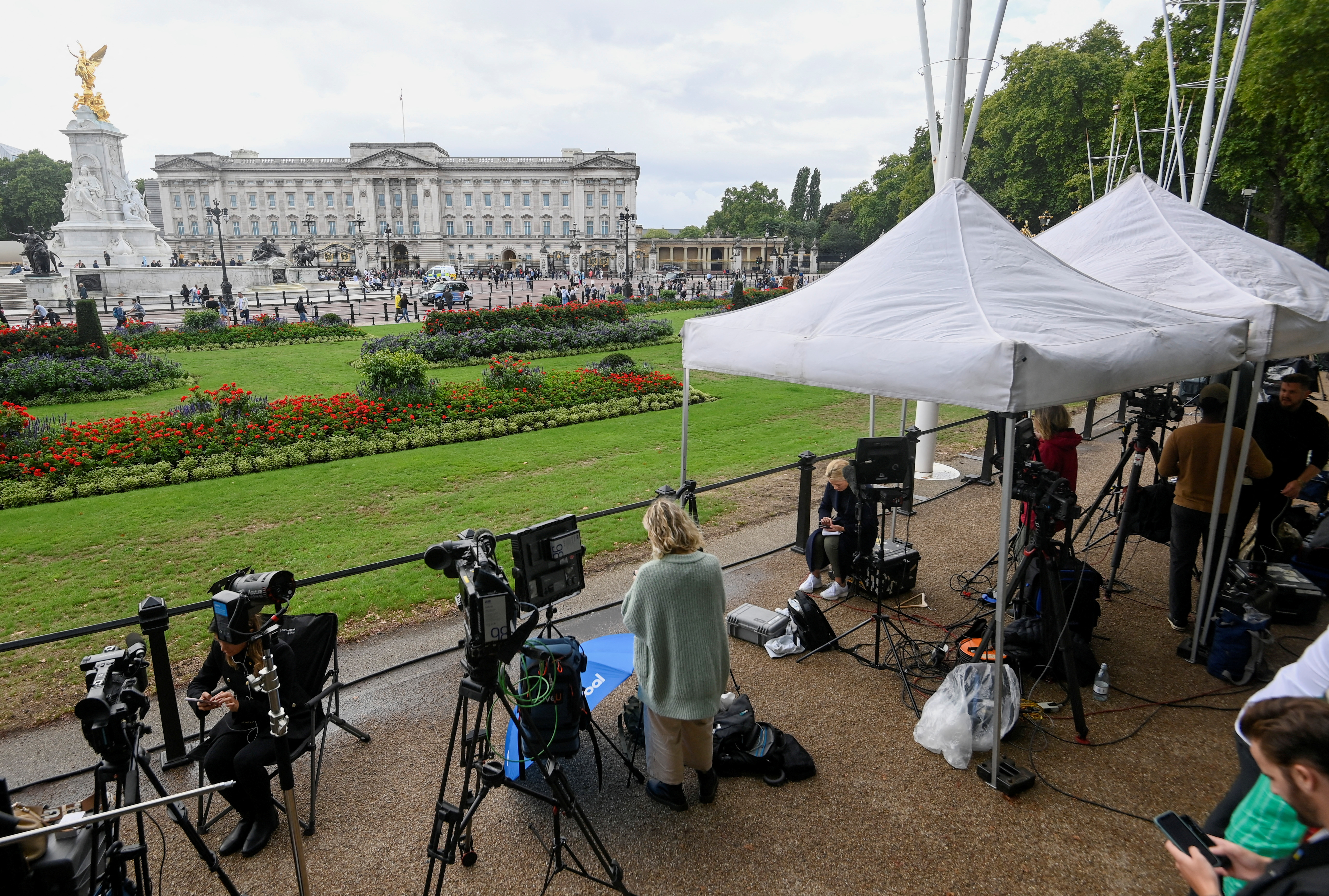 Los medios reunidos frente al Palacio de Buckingham. (REUTERS/Toby Melville)