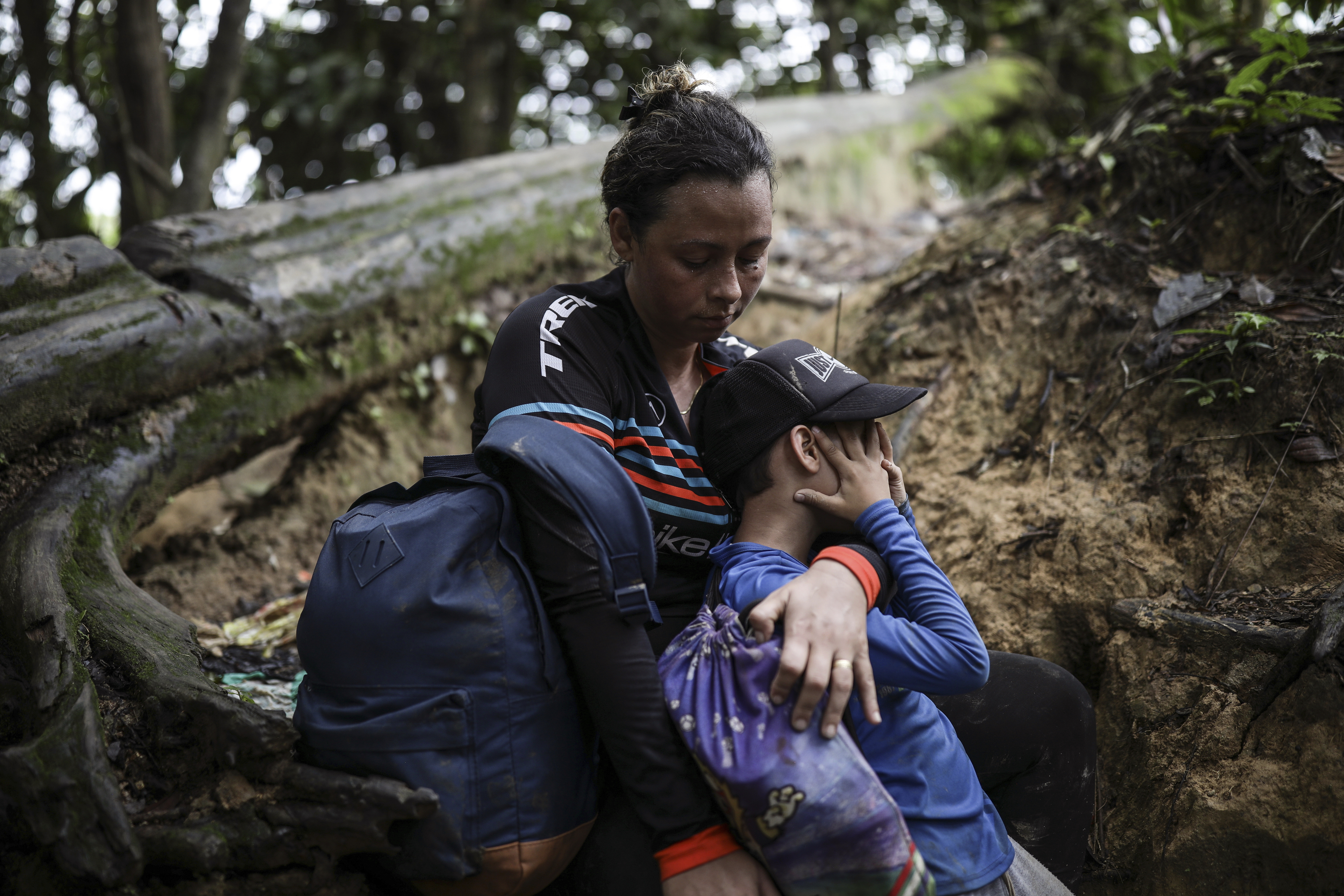 Una migrante venezolana toman un descanso durante su caminata a través del Darién desde Colombia a Panamá (AP Foto/Iván Valencia)