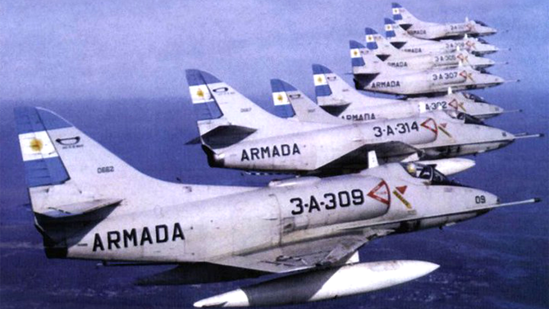 Tercera Escuadrilla Aeronaval de Caza y Ataque. El segundo avión es el de Márquez  (Fotos: Instituto Aeronaval/Armada Argentina)