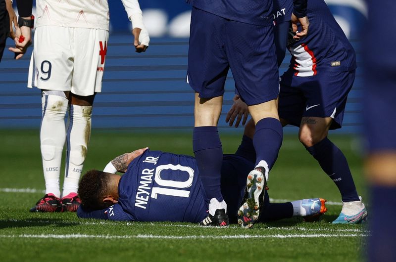 Neymar liegt auf dem Spielfeld, nachdem er sich bei PSG gegen Lille eine Verletzung am rechten Knöchel zugezogen hat.  (Reuters)