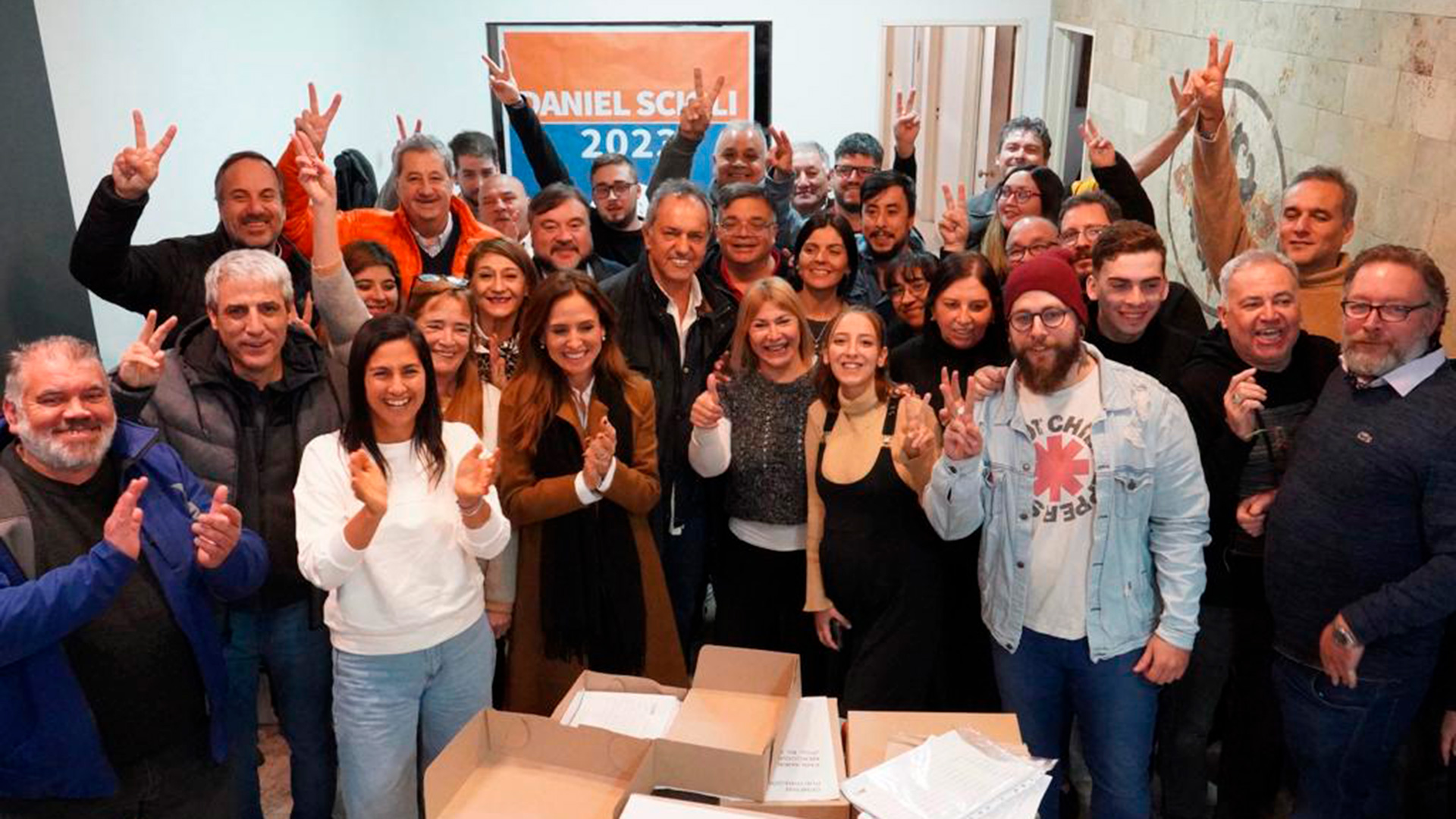 Daniel Scioli y Victoria Tolosa Paz saludan a los militantes que juntan avales para sus candidaturas