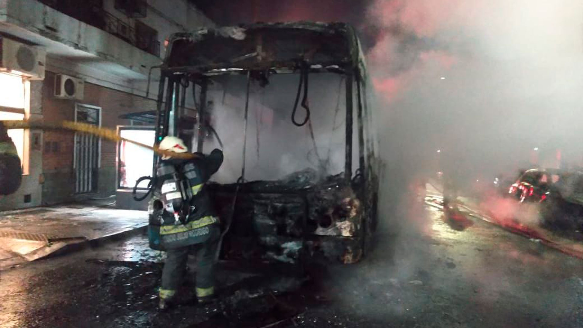 Personal de Bomberos de la Ciudad extinguió el voraz incendio de un colectivo en avenida Nazca y Marcos Sastre. 