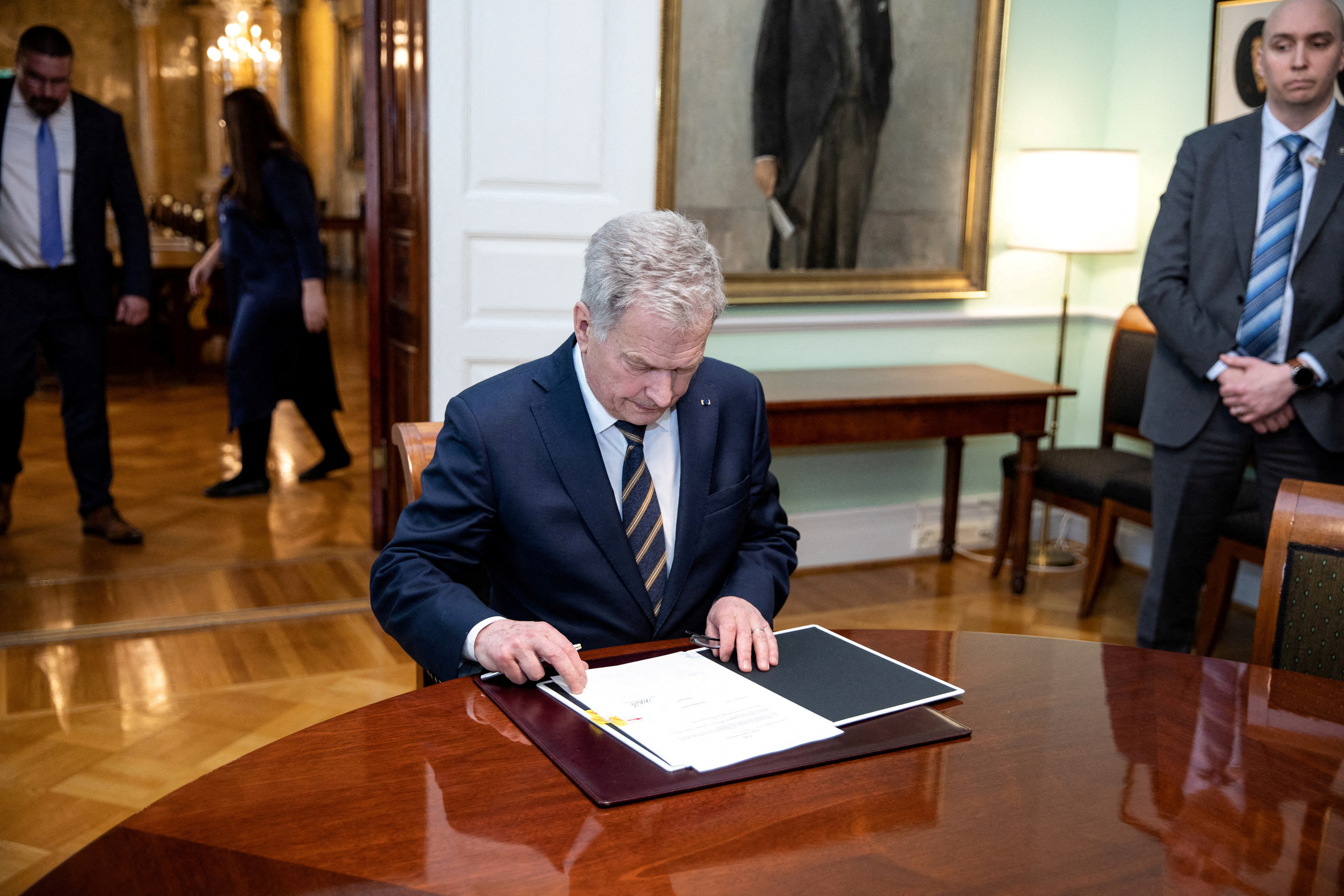 Sauli Niinistö firma la ley para ingresar a la OTAN (Reuters)