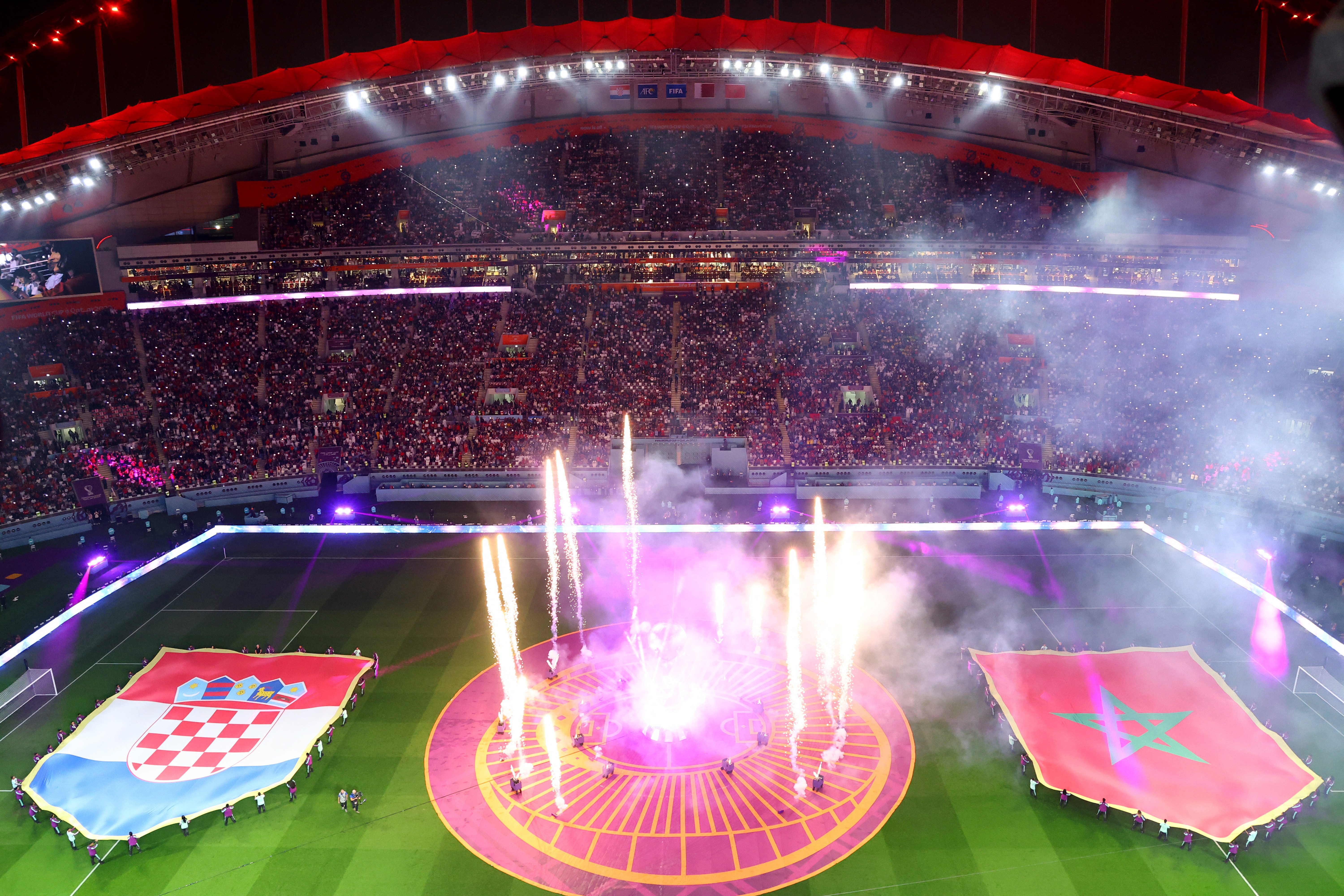 Show de fuegos artificiales en el Khalifa Stadium previo al choque entre Marruecos y Croacia por el tercer puesto del Mundial de Qatar 2022 (REUTERS/Fabrizio Bensch)