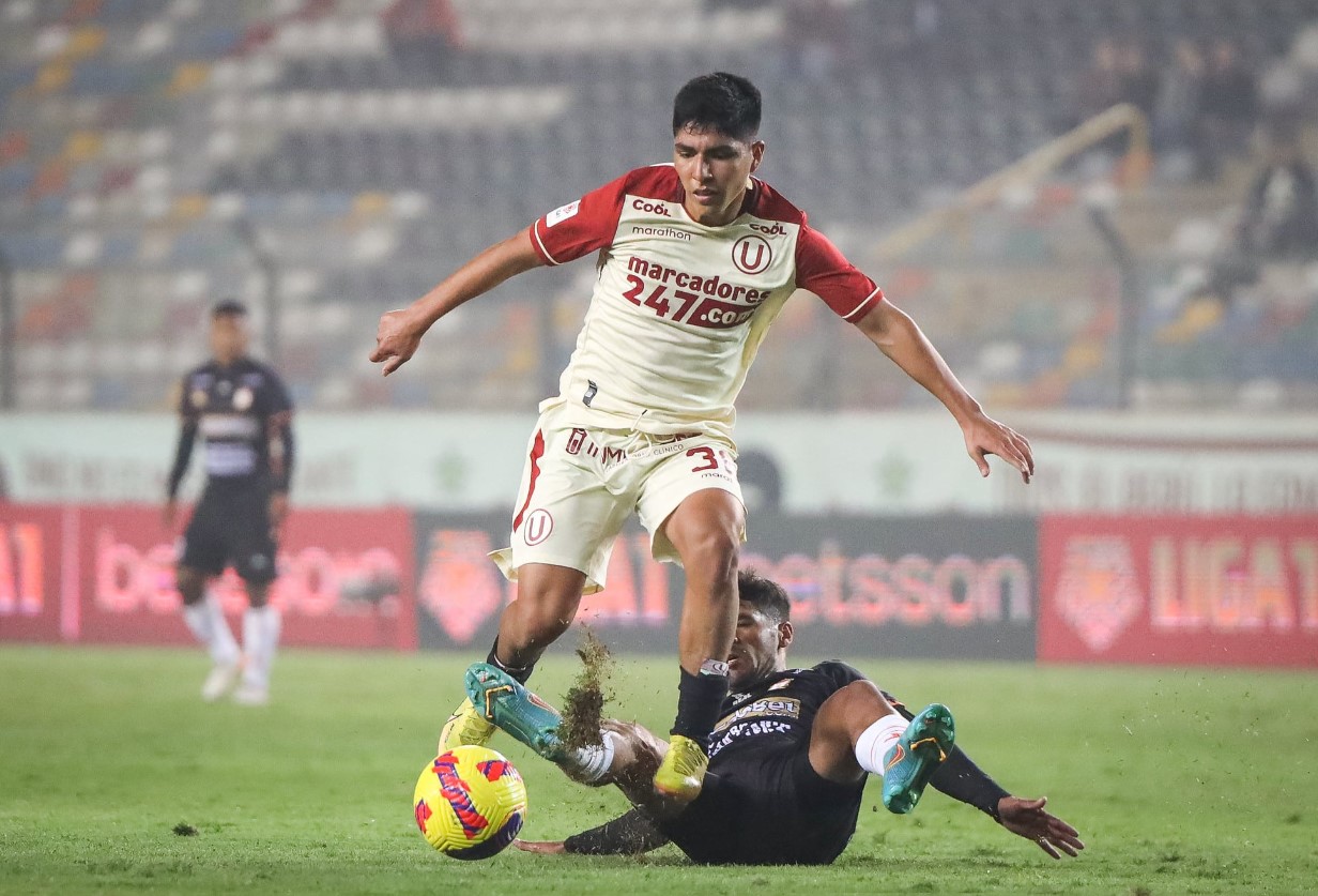 Piero Quispe sorprendió a Waldir Saenz en el clásico ante Alianza Lima. (Universitario).