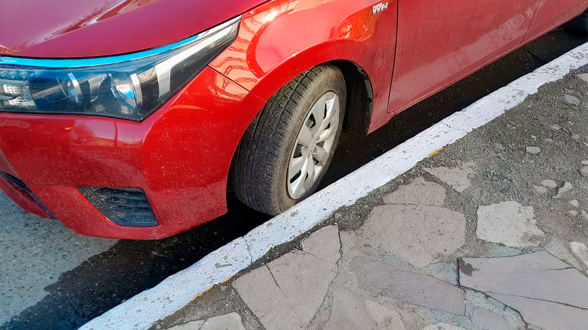&iquest;Puede romperse el auto por estacionar con las ruedas contra el cord&oacute;n?: qu&eacute; dicen los expertos