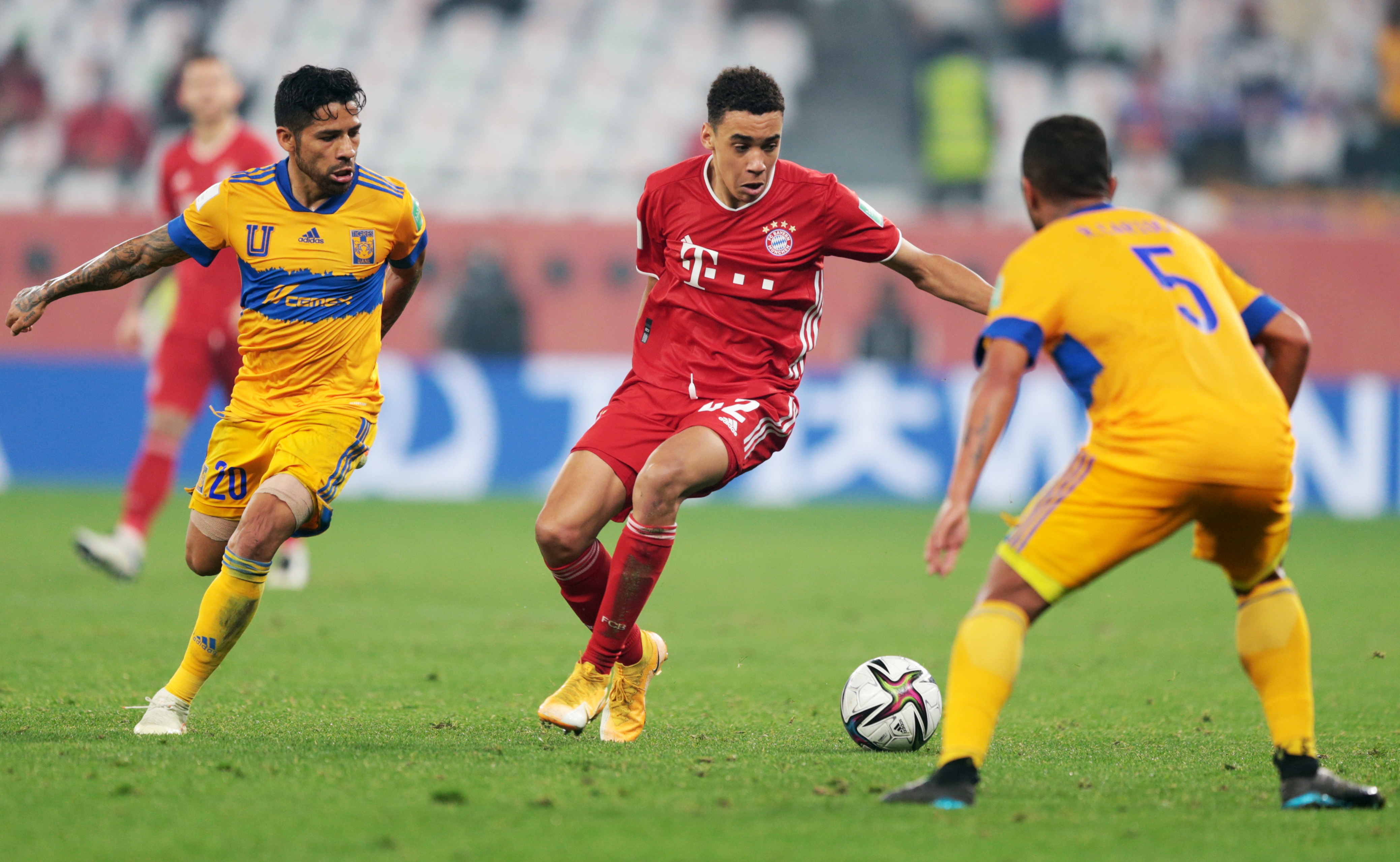 Jamal Musiala de Bayern Múnich con Javier Aquino y Rafael Carioca de Tigres.