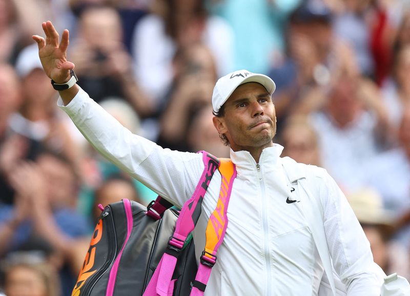 El tenista español Rafael Nadal abandona la cancha tras ganar su partido de cuartos de final ante el estadounidense Taylor Fritz en el torneo de Wimbledon, en el All England Lawn Tennis and Croquet Club, Londres, Reino Unido. 6 julio 2022. REUTERS/Hannah Mckay