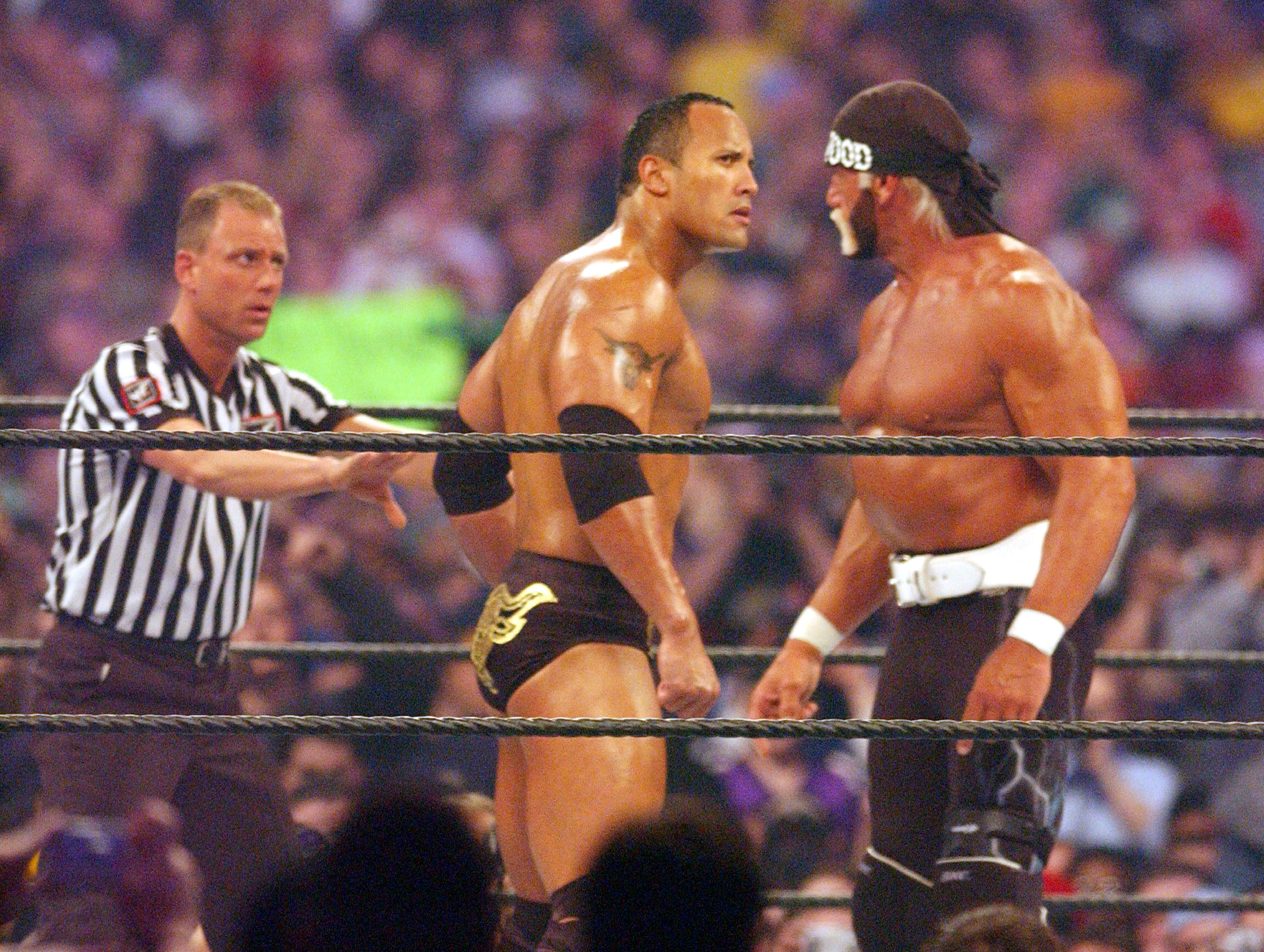 Peleando contra Hulk Hogan durante sus años como luchador profesional. La WWF lo convertiría en una estrella (George Pimentel/WireImage)