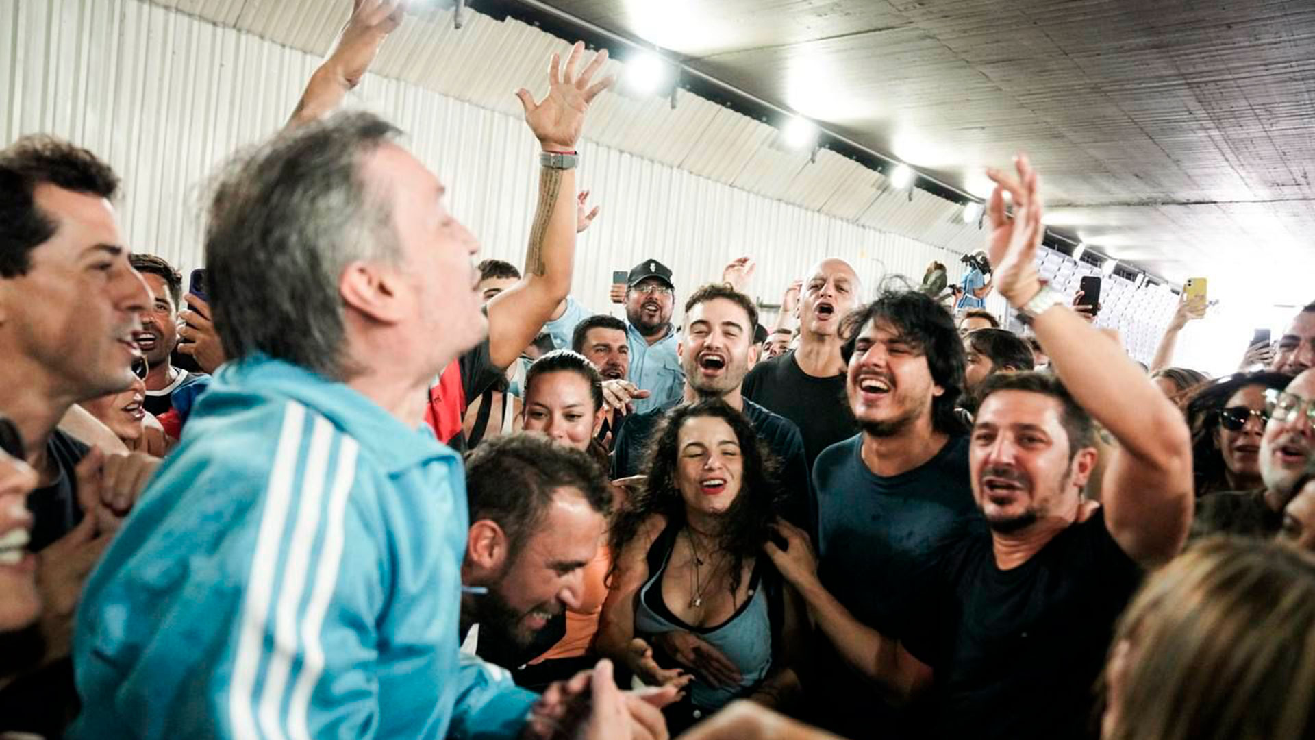 Máximo Kirchner lidera las celebraciones de la militancia dentro del túnel de Libertador.