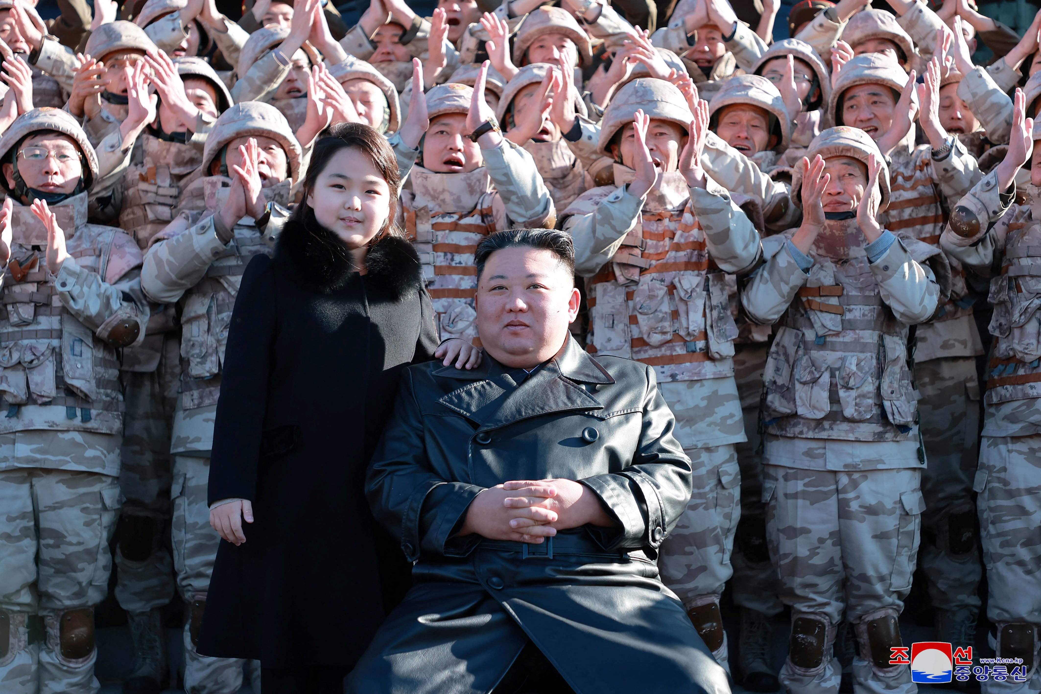 El diario oficial Rodong Sinmun publicó numerosas fotos de Kim con su hija, quien apareció por primera vez en imágenes públicas durante el lanzamiento del ICBM la semana pasada. (REUTERS)