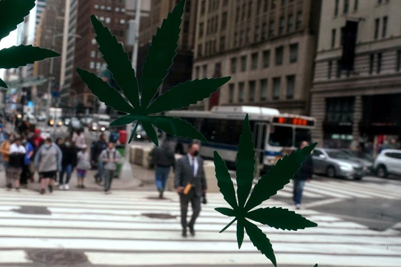 FILE PHOTO: Poster di cannabis in una vetrina di Weed World il giorno in cui lo stato di New York ha legalizzato l'uso di marijuana, nel quartiere Manhattan di New York City, New York, USA, 31 marzo 2021. REUTERS/Carlo Allegri/FILE PHOTO