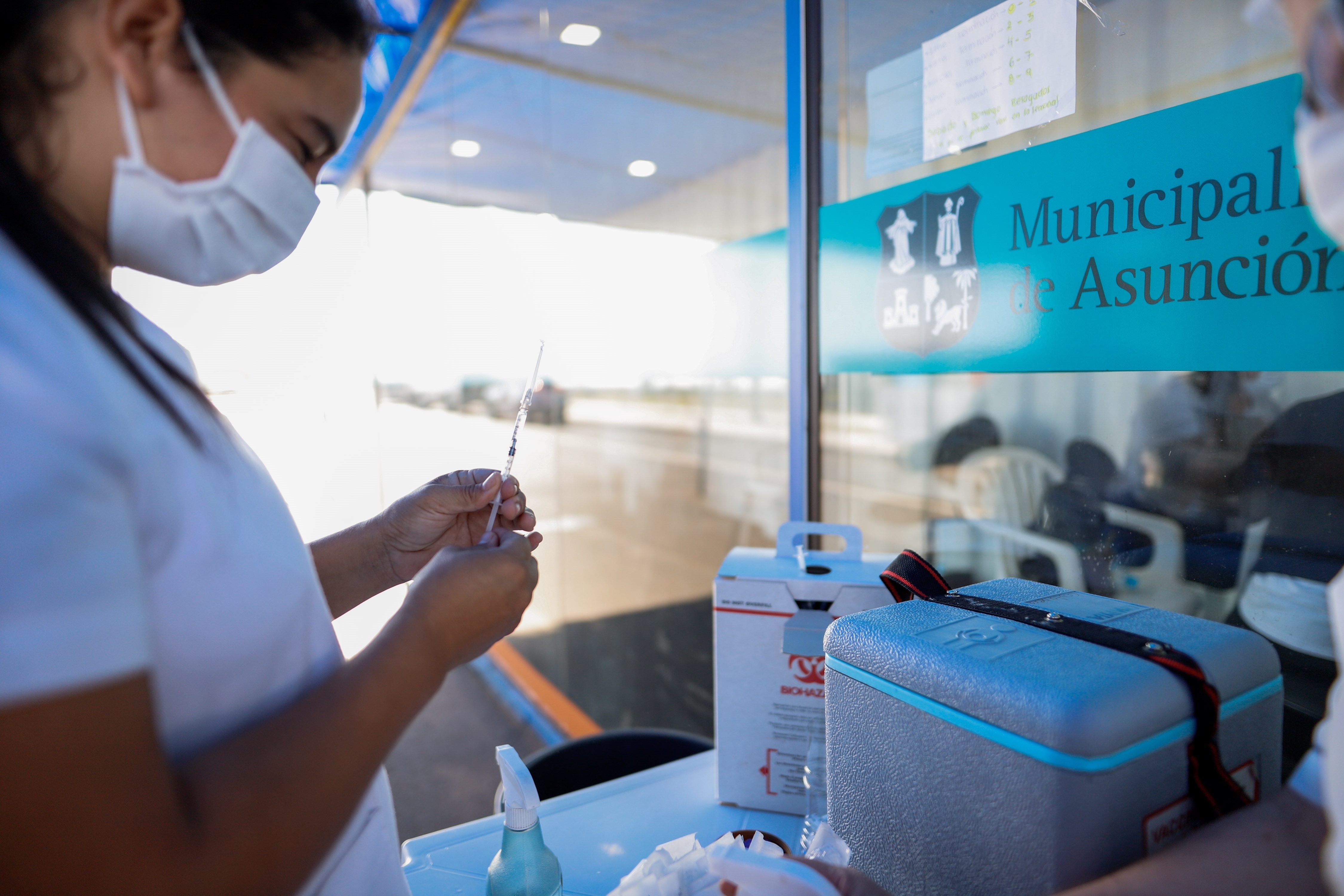 Personal de la salud trabaja durante una jornada de vacunación contra la covid-19 en la Costanera de Asunción (Foto: EFE)
