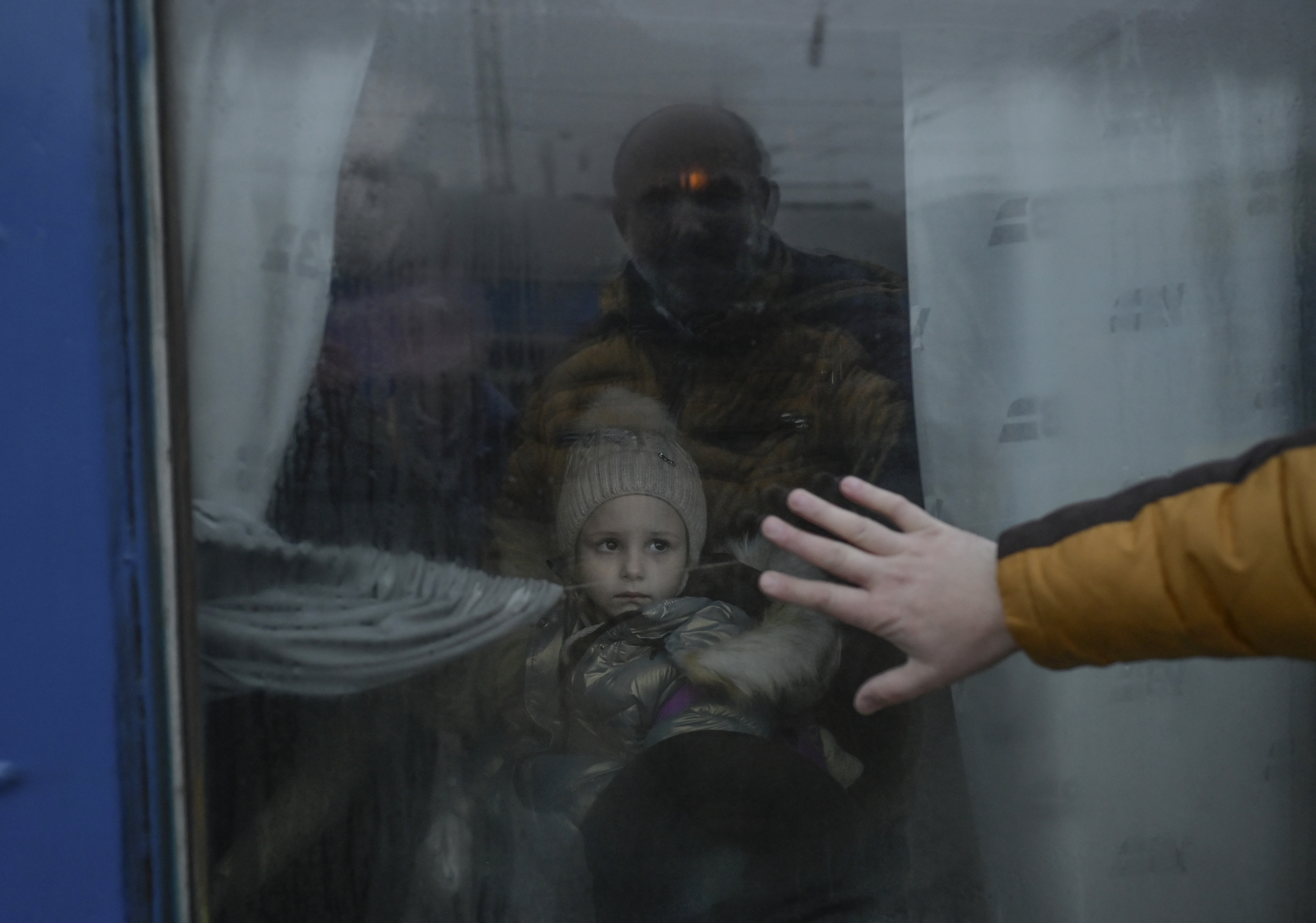 El éxodo masivo dio lugar a escenas de desgarradoras despedidas, como esta imagen en la estación central del puerto de Odesa el 7 de marzo en el que un padre, que se quedó para luchar, ve partir a su hija. (BULENT KILIC / AFP)
