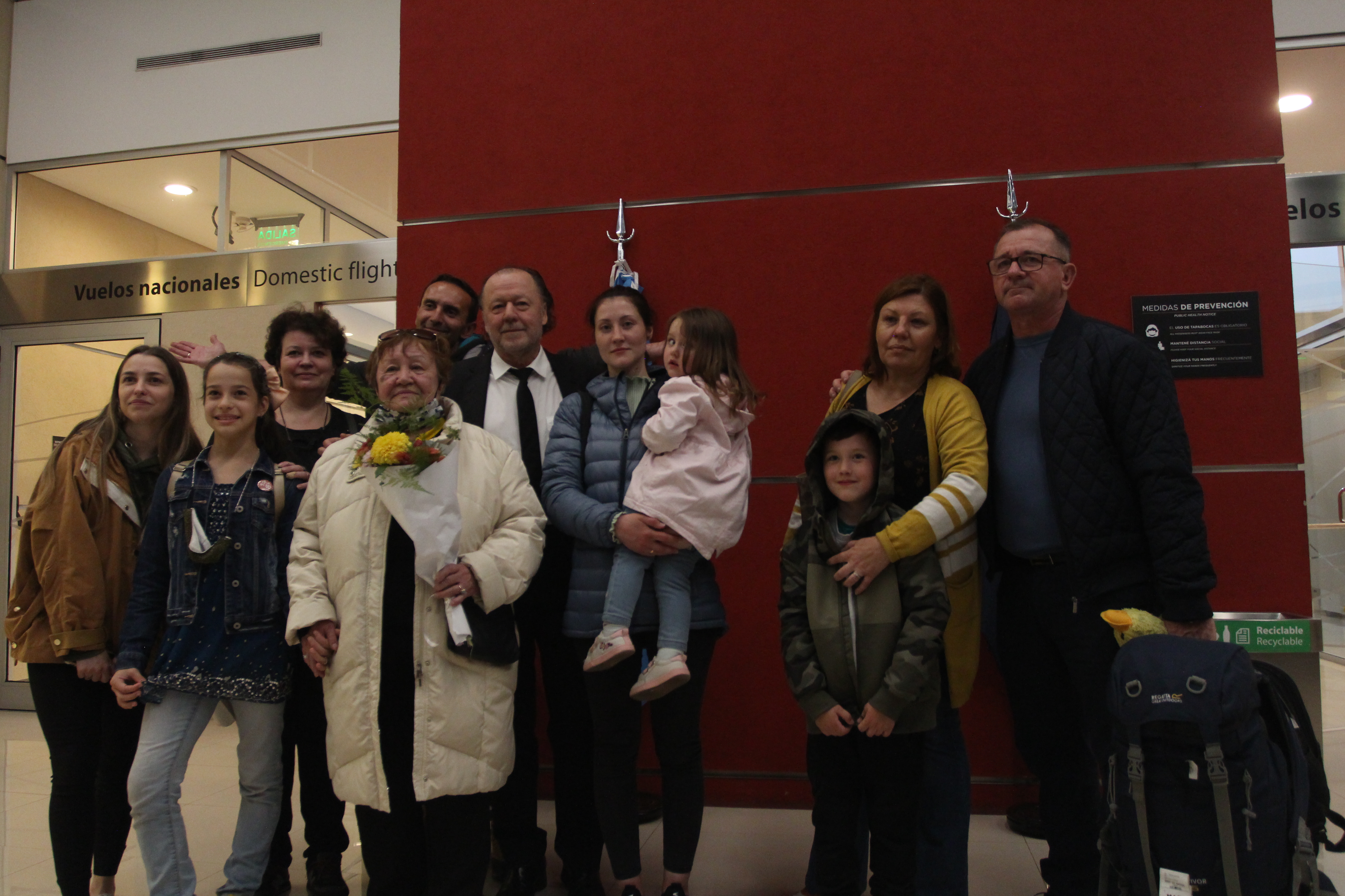 Familiares, ucranianos recién llegados, amigos yEnrique Piñeyro, juntos en una foto antes que cada uno siga su camino