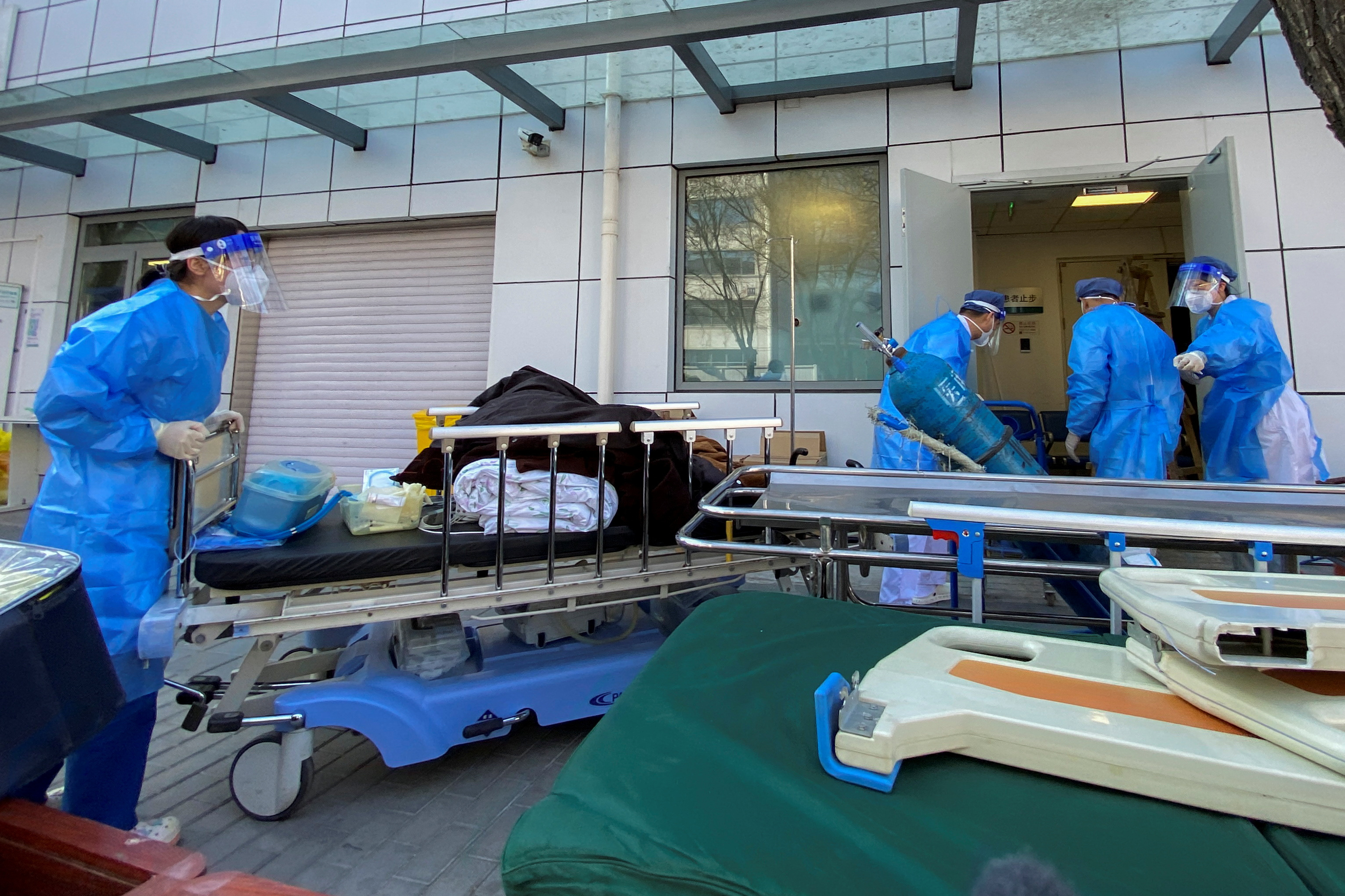 Los hospitales en China están desbordados de pacientes con COVID-19 (REUTERS/Thomas Peter)