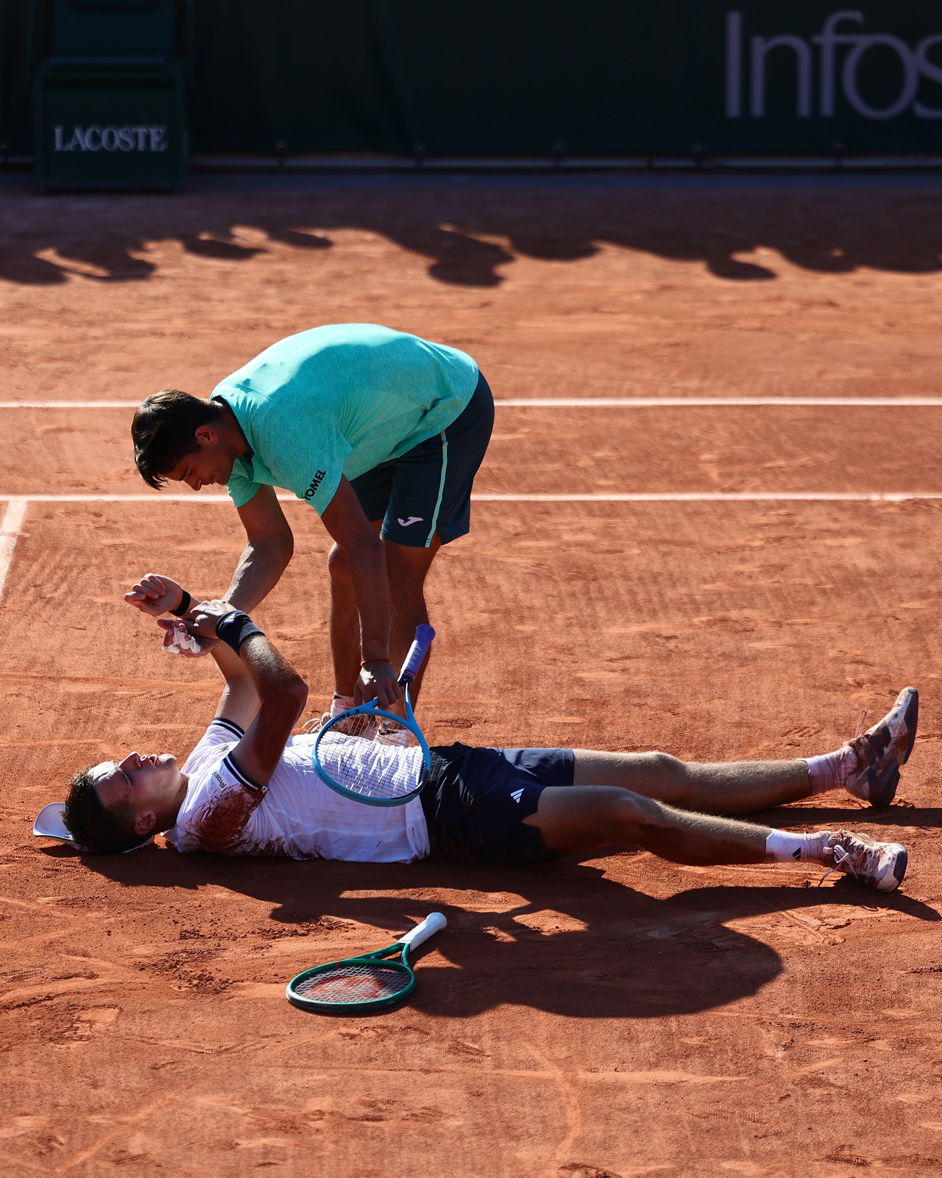 Preocupante imagen en Roland Garros: le gan&oacute; al argentino Mariano Navone una batalla de casi cinco horas y se desplom&oacute; por el dolor