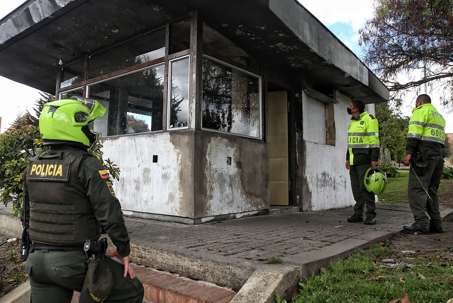 defense investment death Capturan presuntos responsables de incinerar un CAI en Bogotá con 11  policías adentro - Infobae