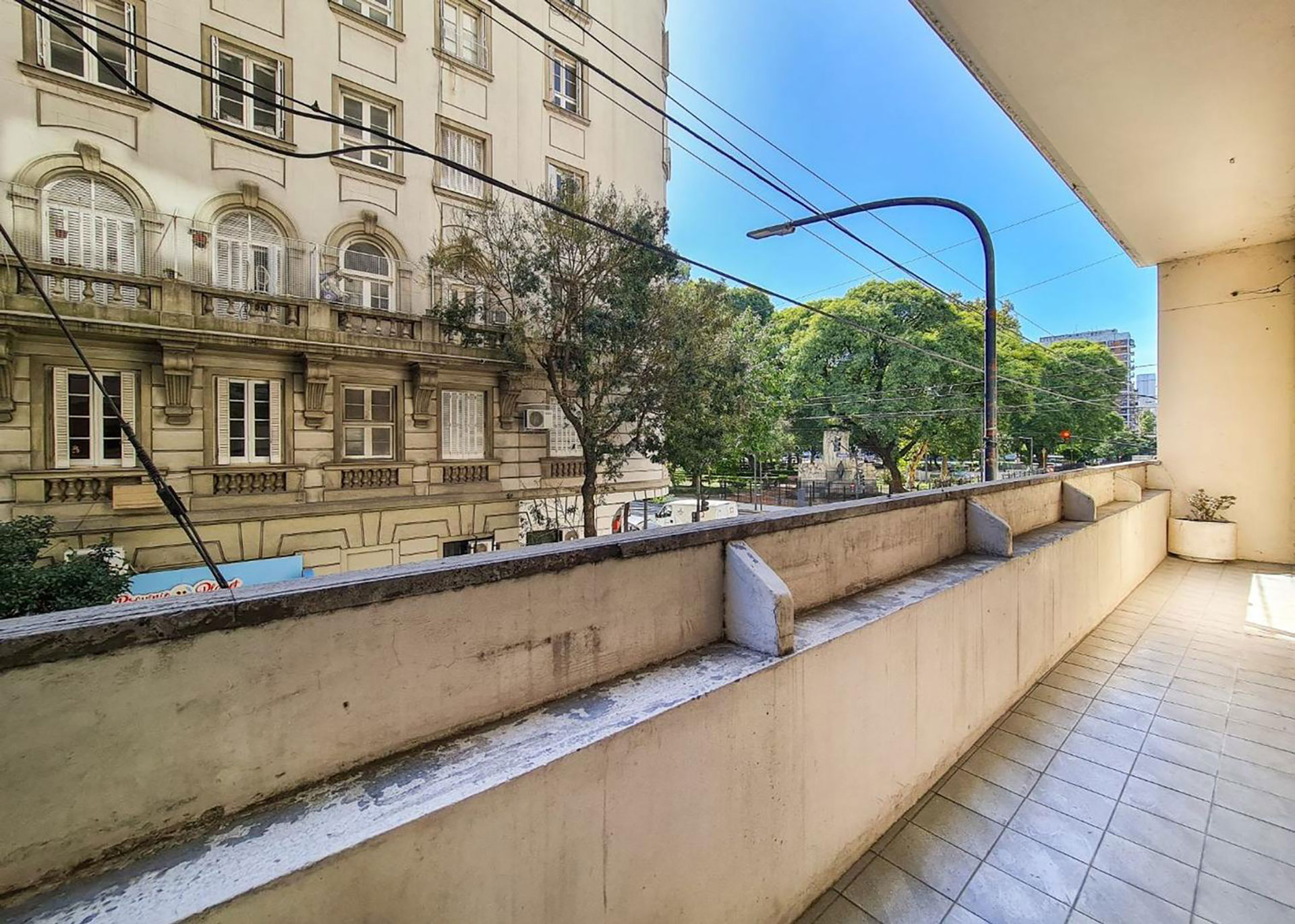 Otras im&aacute;genes del departamento en el que vivi&oacute; Enrique Pinti, en el que se pueden ver algunos objetos del actor que aun permanencen en la propiedad (Fotos: Argenprop)