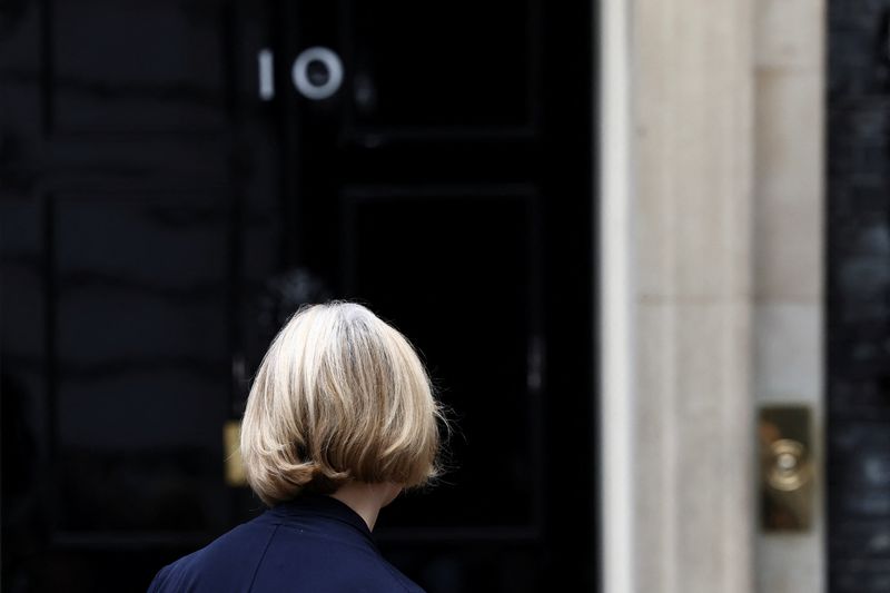 La primera ministra británica, Liz Truss, camina tras anunciar su dimisión, en el exterior del número 10 de Downing Street, Londres, Gran Bretaña. 20 de octubre de 2022. REUTERS/Henry Nicholls
