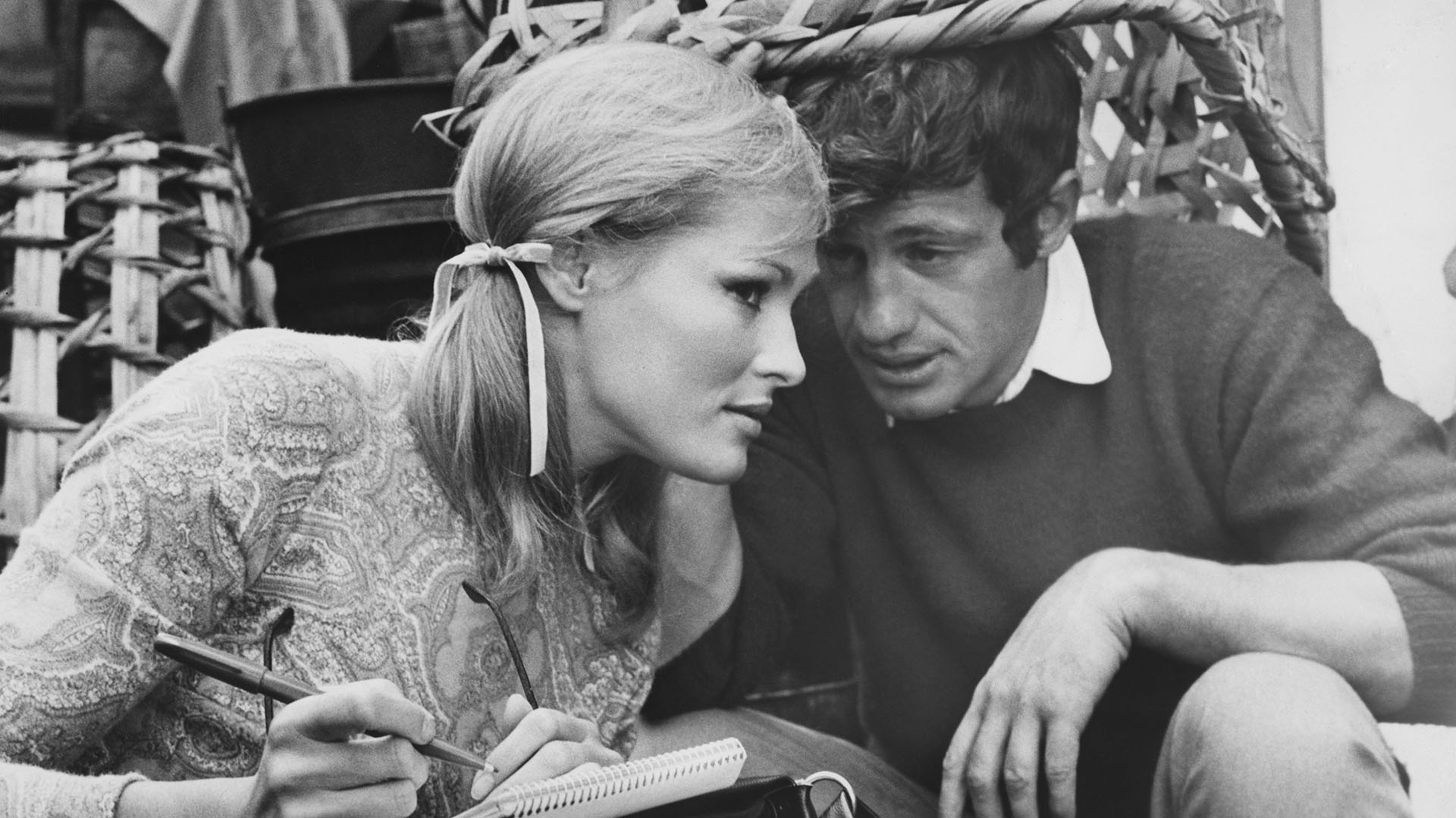 Ursula Andress y Jean Paul Belmondo resultaban magnéticos para la prensa y sus seguidores (Photo by Pictorial Parade/Archive Photos/Getty Images)